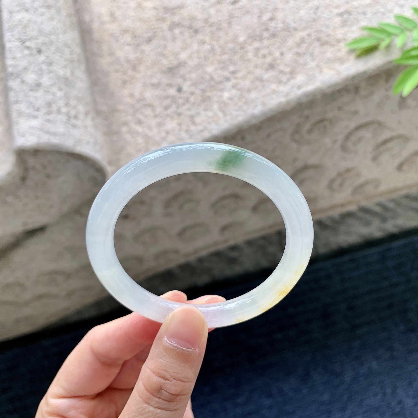 圆条51 52，圈口52.5/7.7/8，编码B2081207，描述：糯冰飘黄翡，水润，种老，细腻，有纹线。
