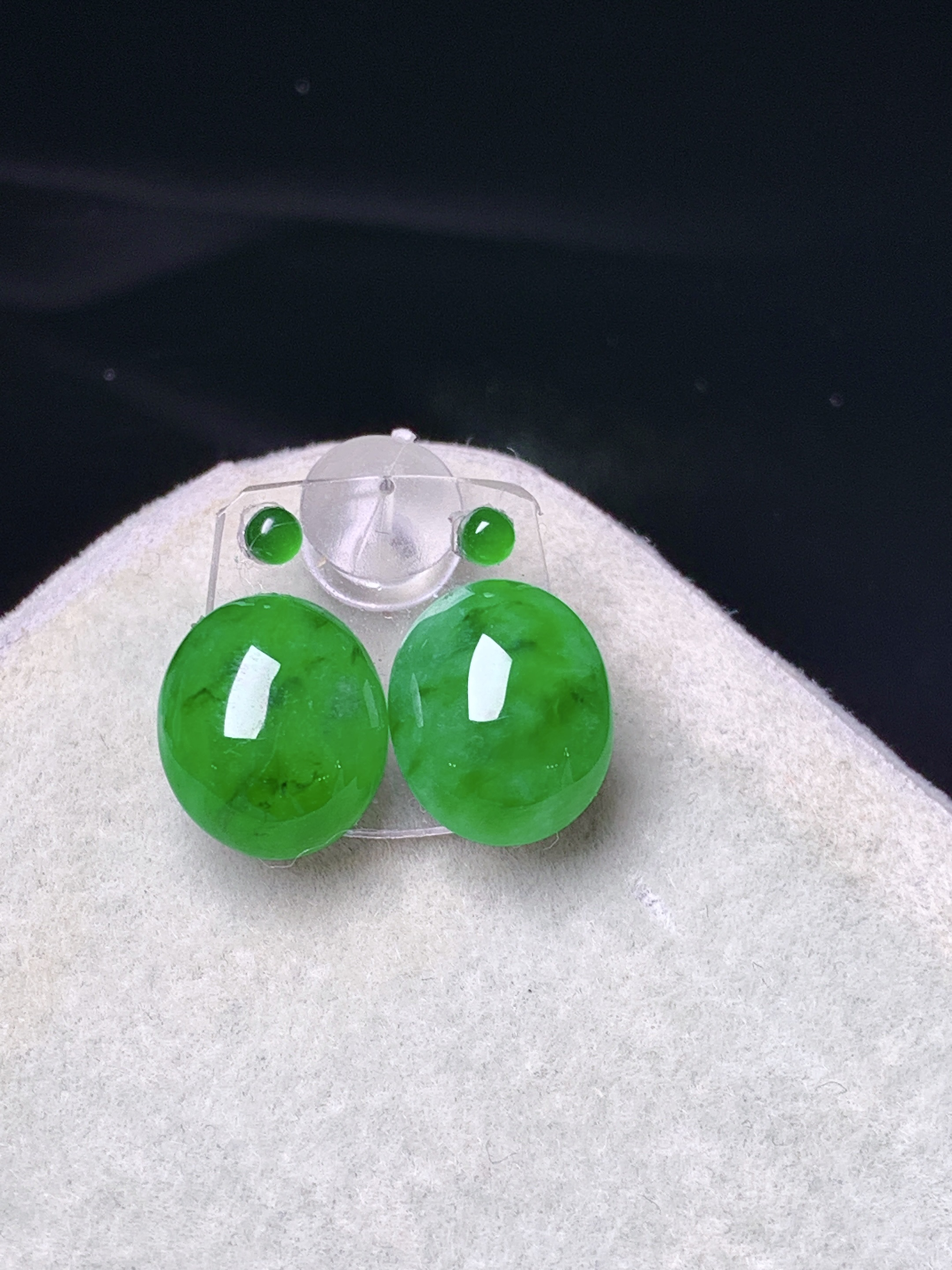 镶嵌款 满绿蛋面一对 玉质细腻 色泽艳丽清新 水润亮眼 整体尺寸10*8.5*4 2x