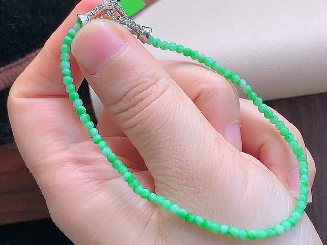️ 飘绿手串，尺寸取一2.5mm，包A附证书