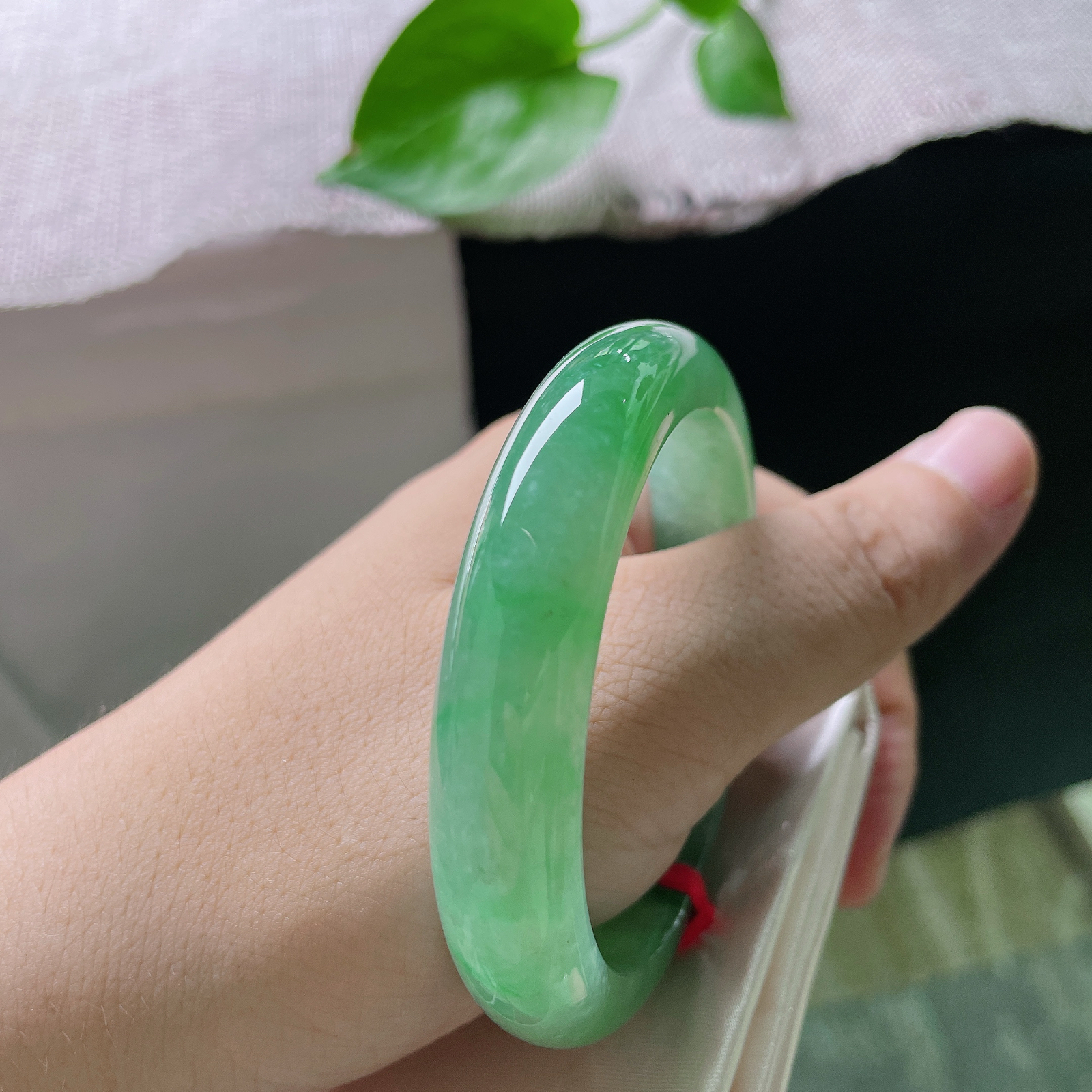 53.3/11.7/8.1，飘绿正圈，细腻，水润，随身一抹绿意，温柔不张扬 ，自带气场，整体完美，ss57253a