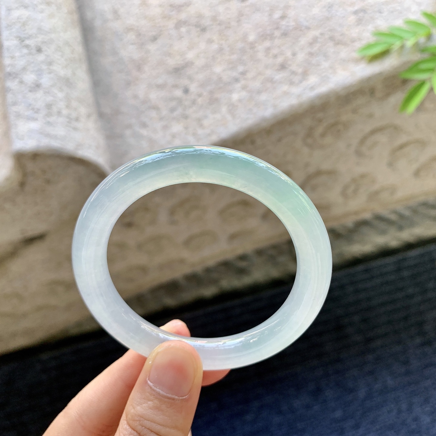 圆条50 51，圈口51.3/9/9，编码G7081228，描述冰飘绿，清透，水润，种老，细腻，无裂。