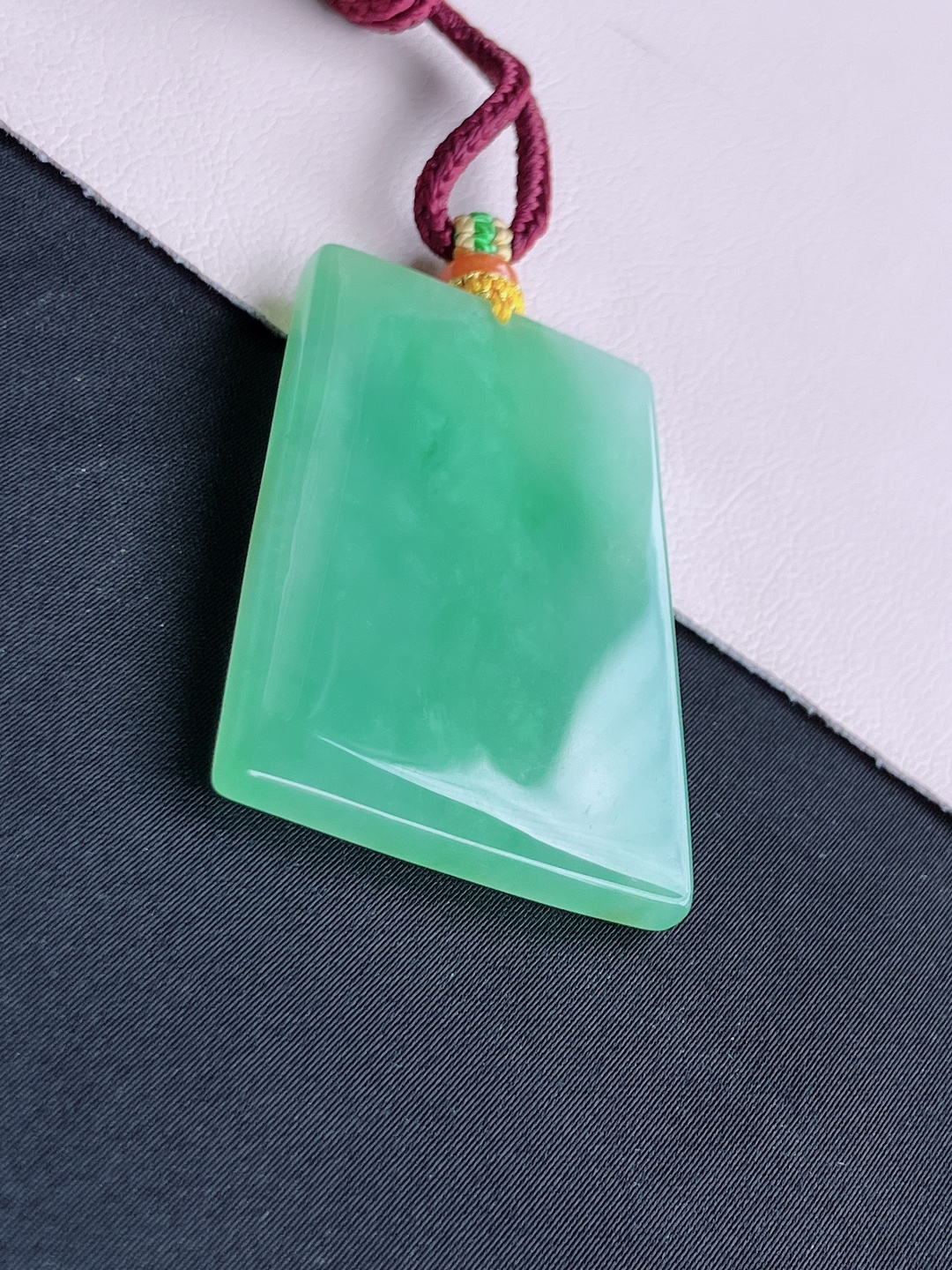 底色平安牌，简约时尚，尺寸45.8/32.6/4.6/自然光实拍