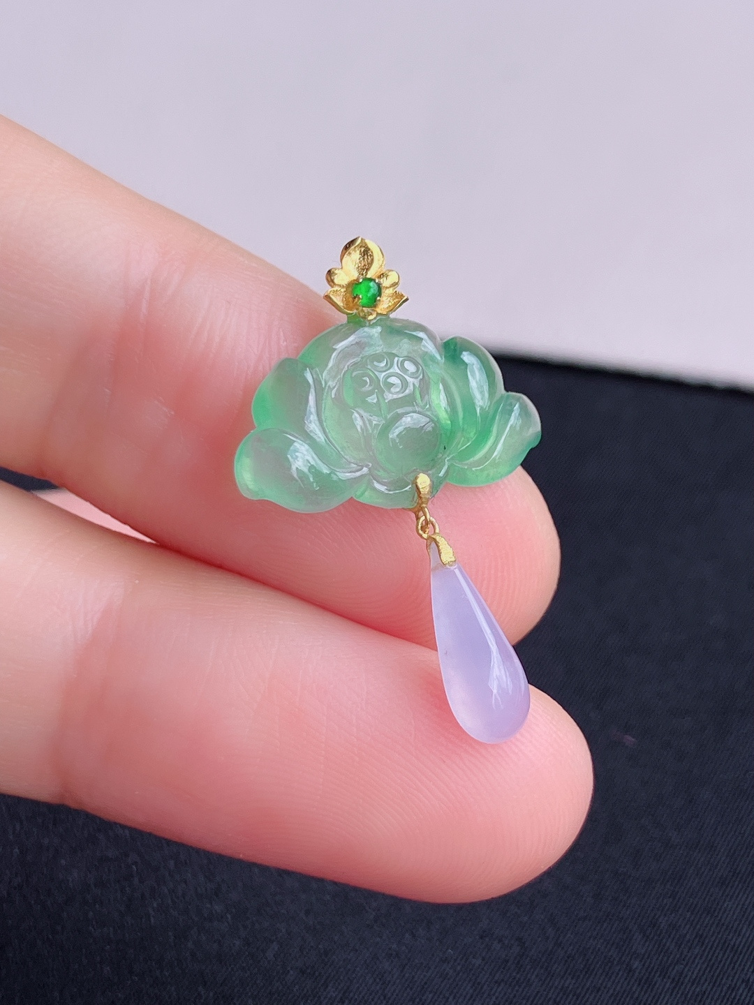 双彩荷花吊坠，简约时尚，尺寸30/17/3.8/自然光实拍