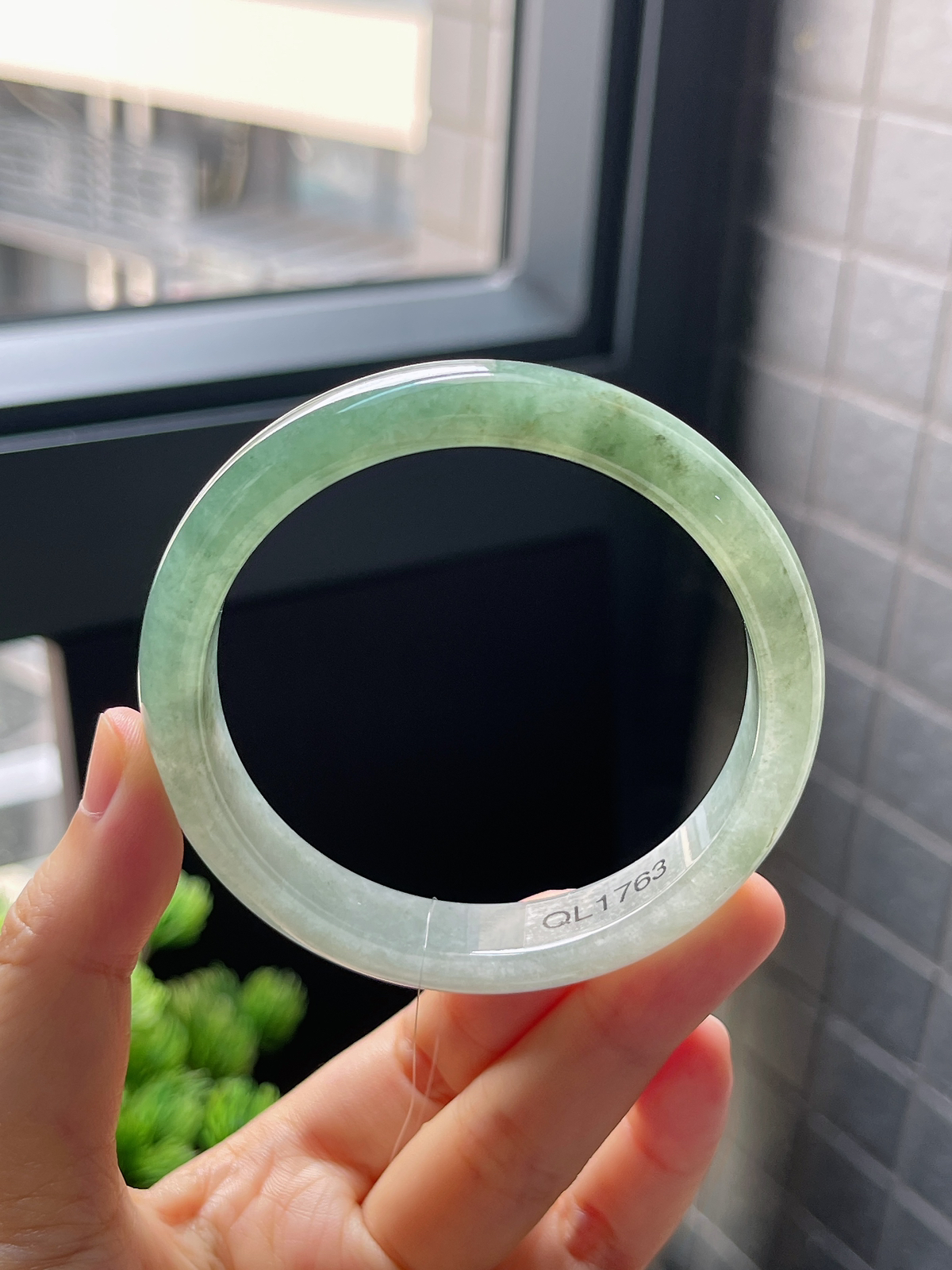 正圈59.2圈口，翡翠冰糯种飘绿手镯