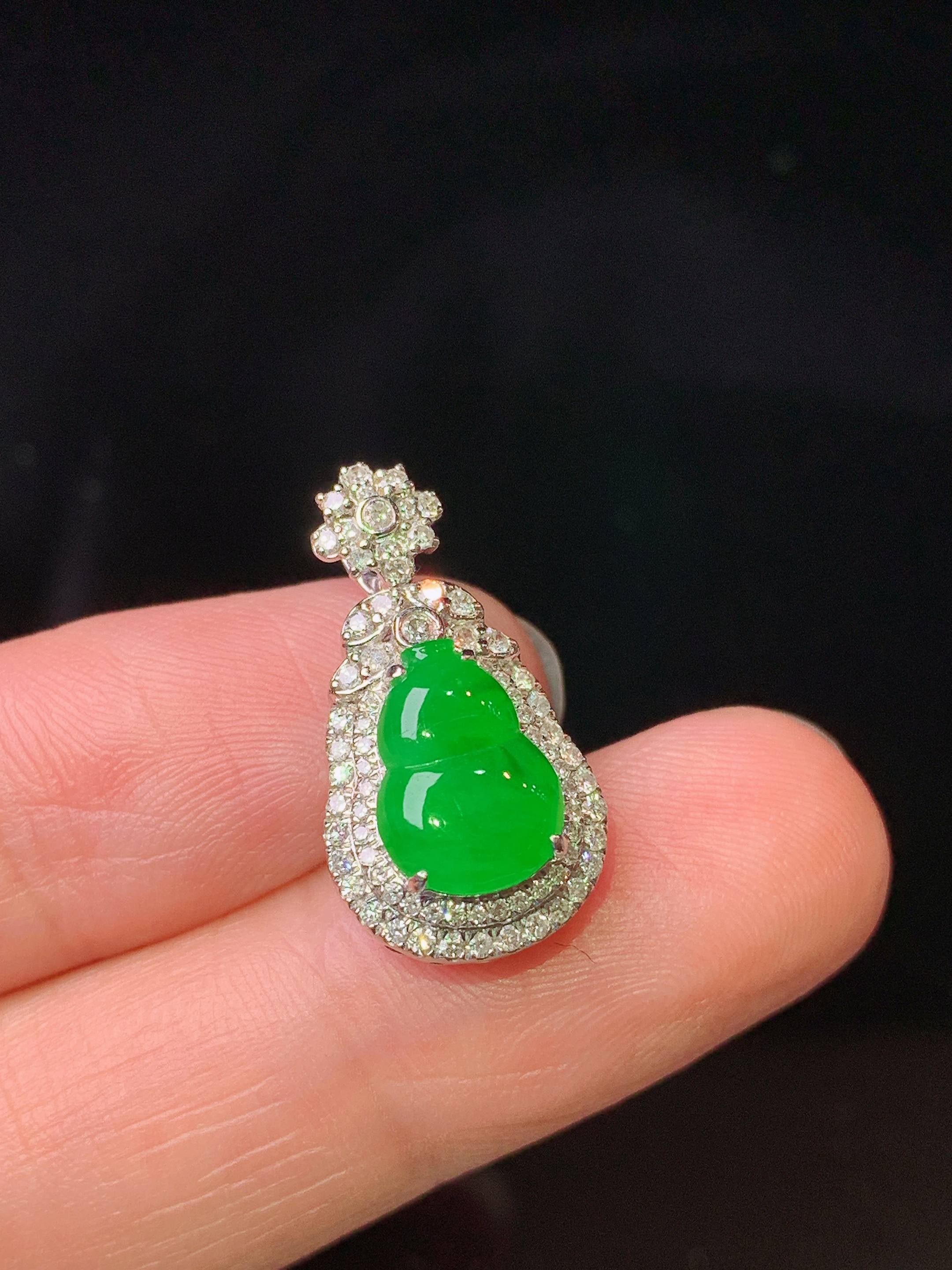 18k金钻镶嵌满绿葫芦吊坠 玉质细腻 色泽艳丽清新 水润亮眼 整体尺寸21*14.5*7 f4
