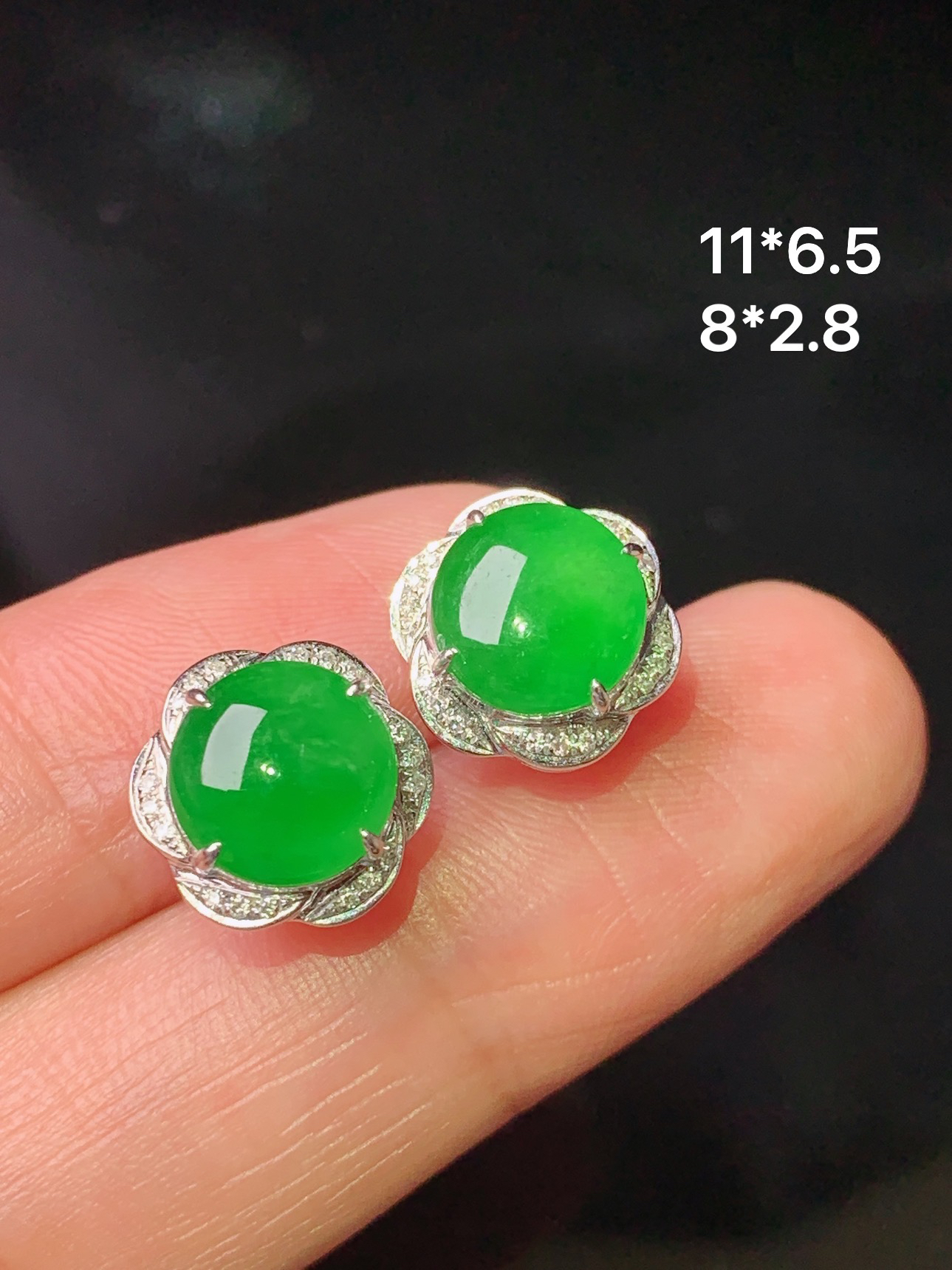 18k金钻镶嵌满绿蛋面耳钉 玉质细腻 色泽艳丽清新 水润亮眼 整体尺寸11*6.5 j2
