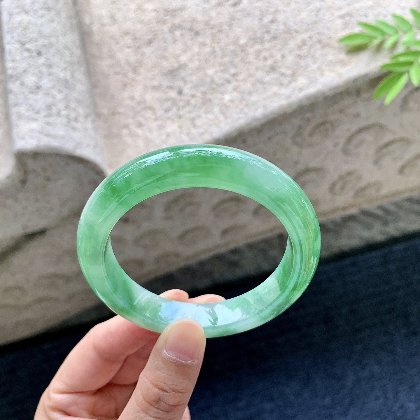 正圈54 55，圈口54.6/12/9，编码W6081247，描述糯冰飘绿，水润，种老，细腻，打灯有纹线