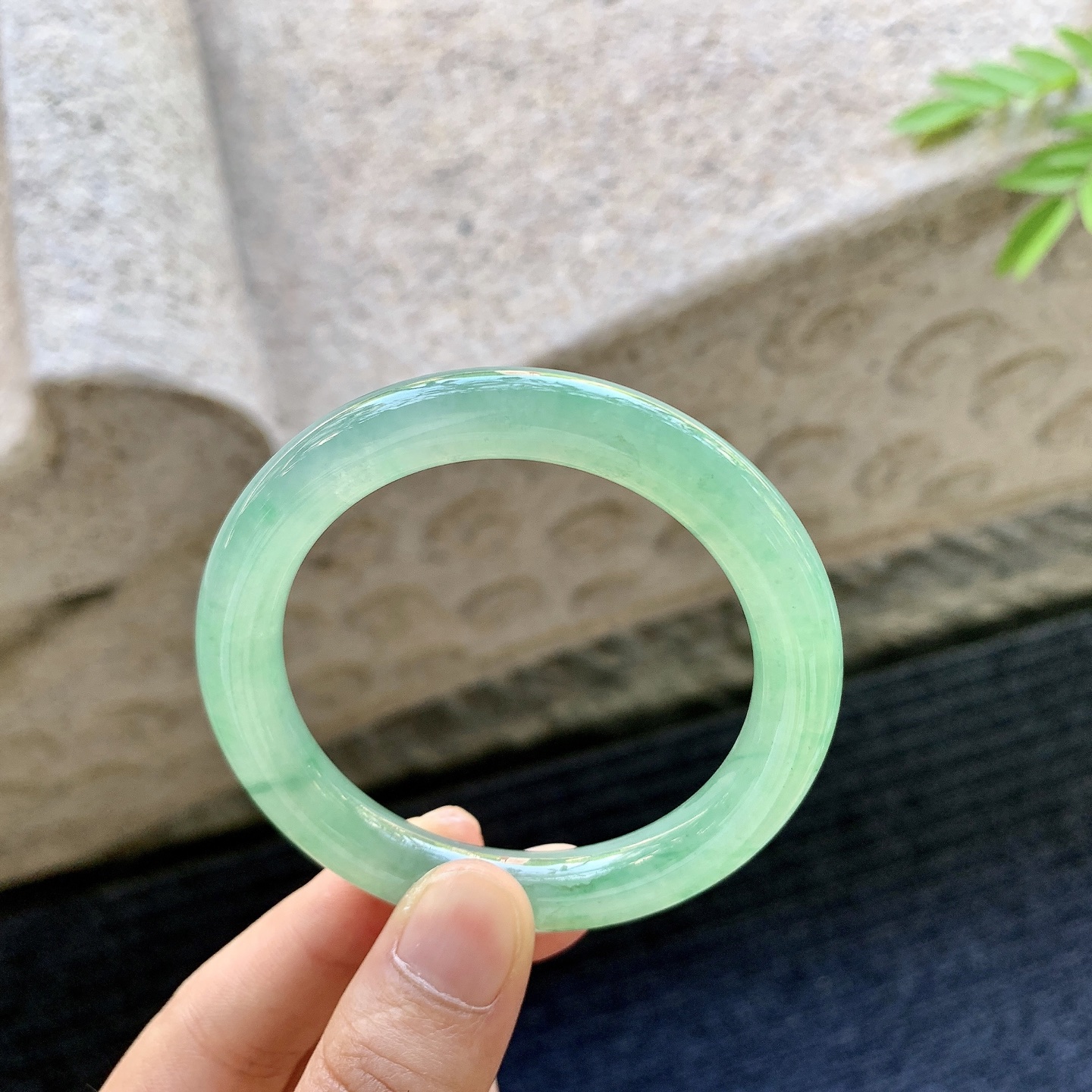 圆条49 50，圈口50.7/8.6/8.8，编码B2081204，冰糯绿底，水润，种老，细腻，有纹线
