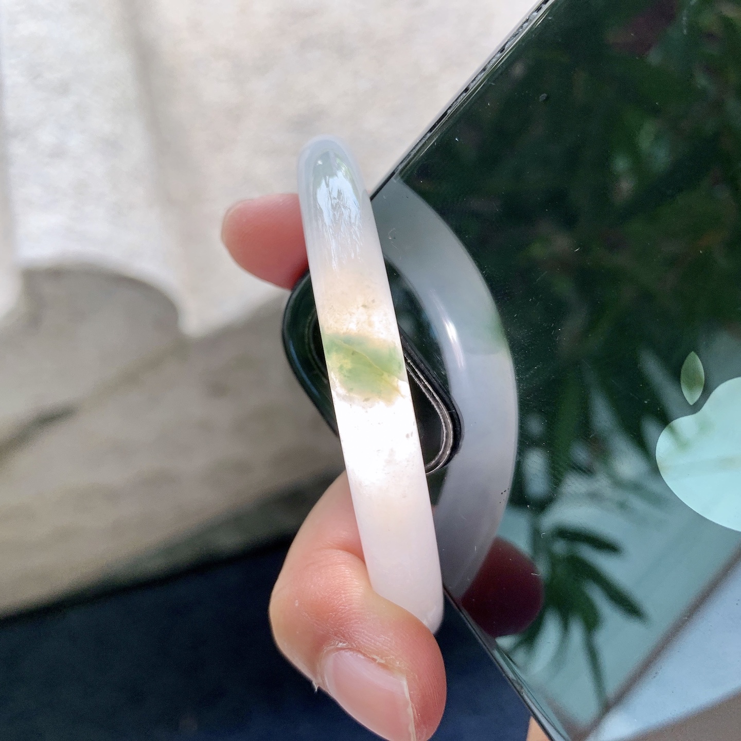 圆条51 52，圈口52.5/7.7/8，编码B2081207，描述：糯冰飘黄翡，水润，种老，细腻，有纹线。