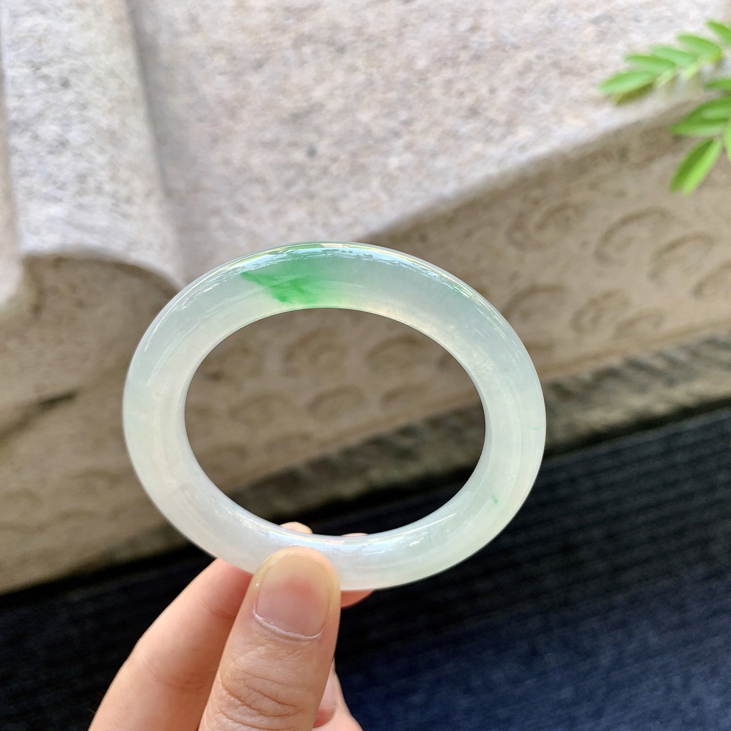 圆条49 50，圈口50.5/9.3/9.4，编码LH081236，糯冰飘阳绿，水润，种老，细腻，打灯有棉线。