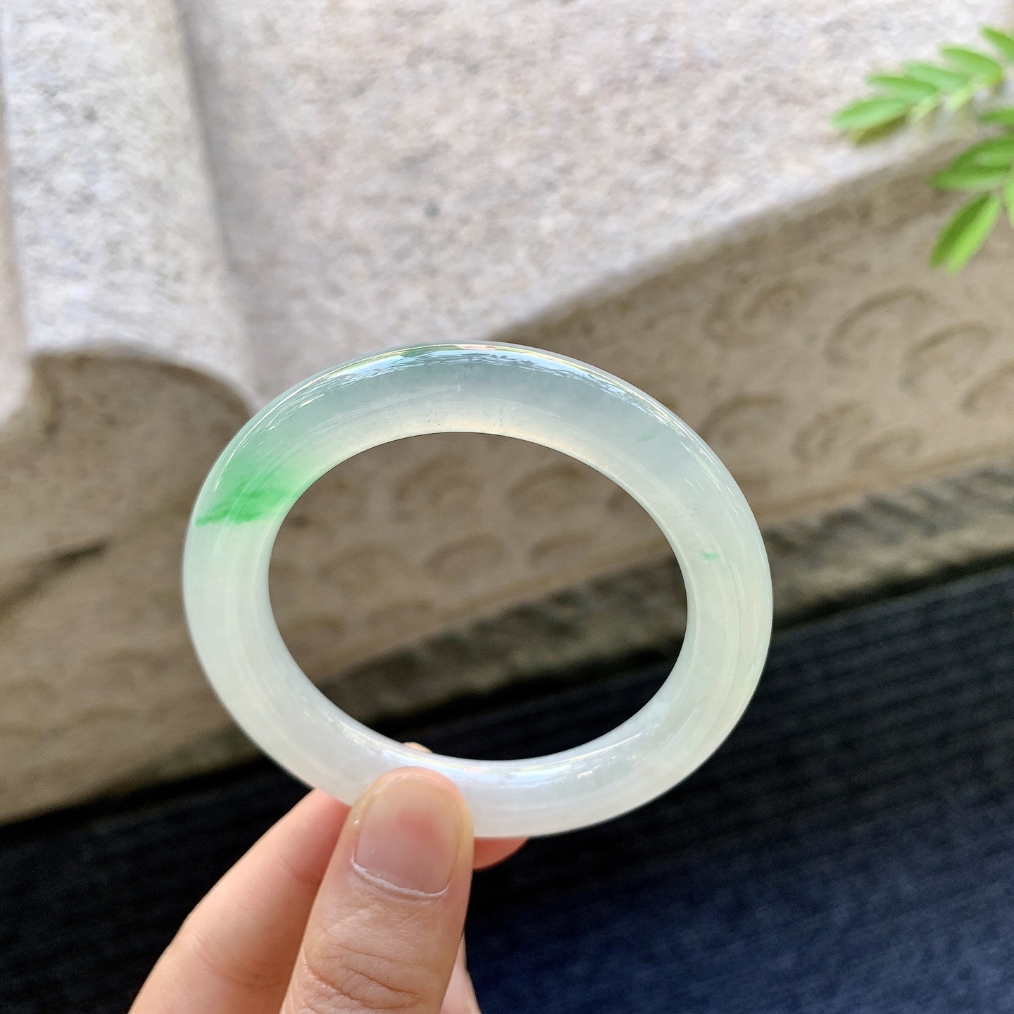 圆条49 50，圈口50.5/9.3/9.4，编码LH081236，糯冰飘阳绿，水润，种老，细腻，打灯有棉线。