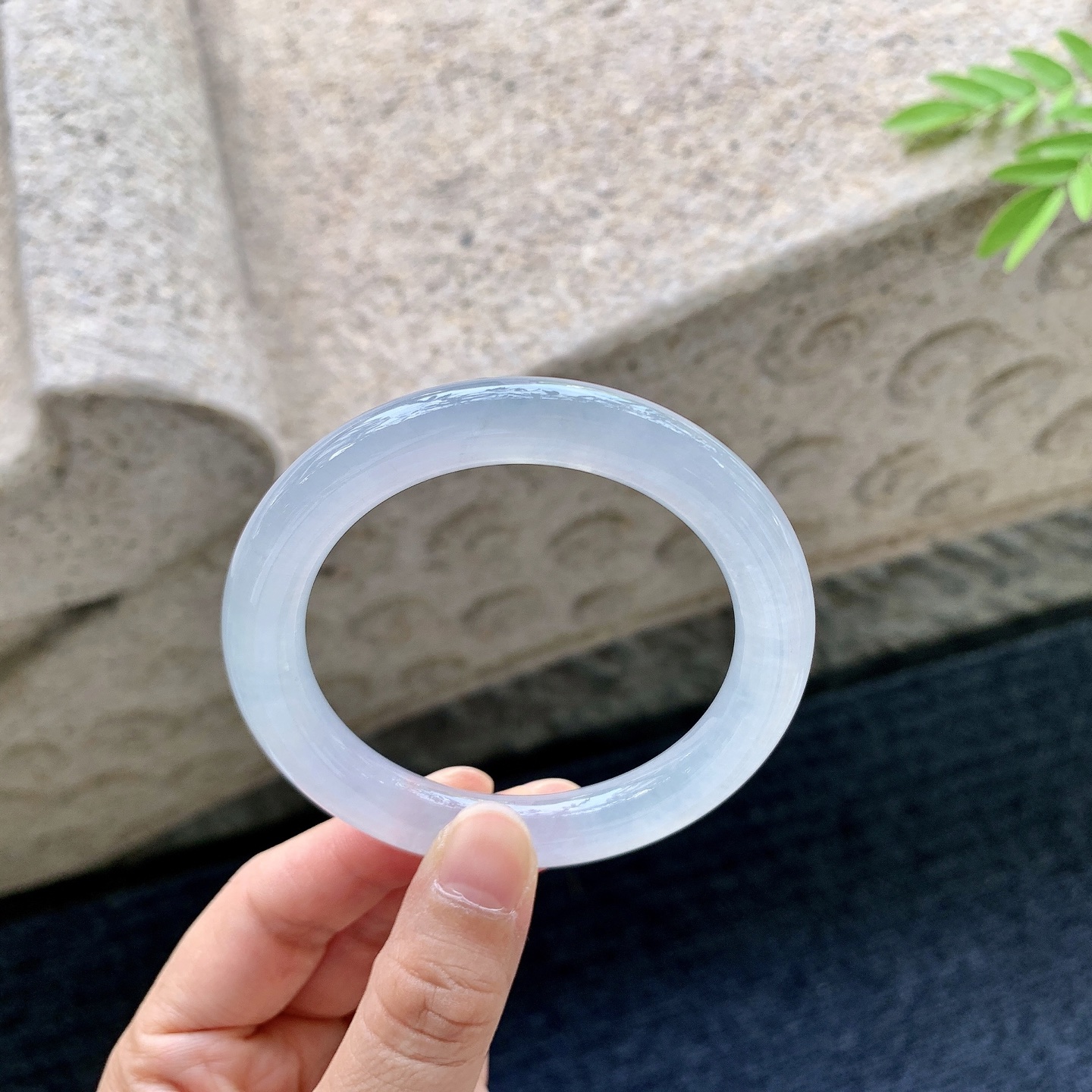 圆条53 54，圈口54.5/9.6/9.5，编码B2081206，描述冰粉紫，清透，水润，种老，细腻，无裂。