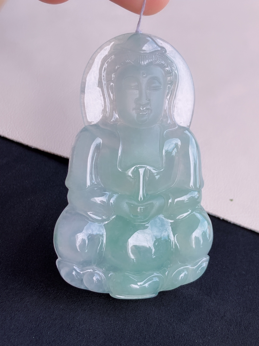 底色大观音，晶莹剔透，面容慈祥，尺寸71.6/44/6.8/自然光实拍