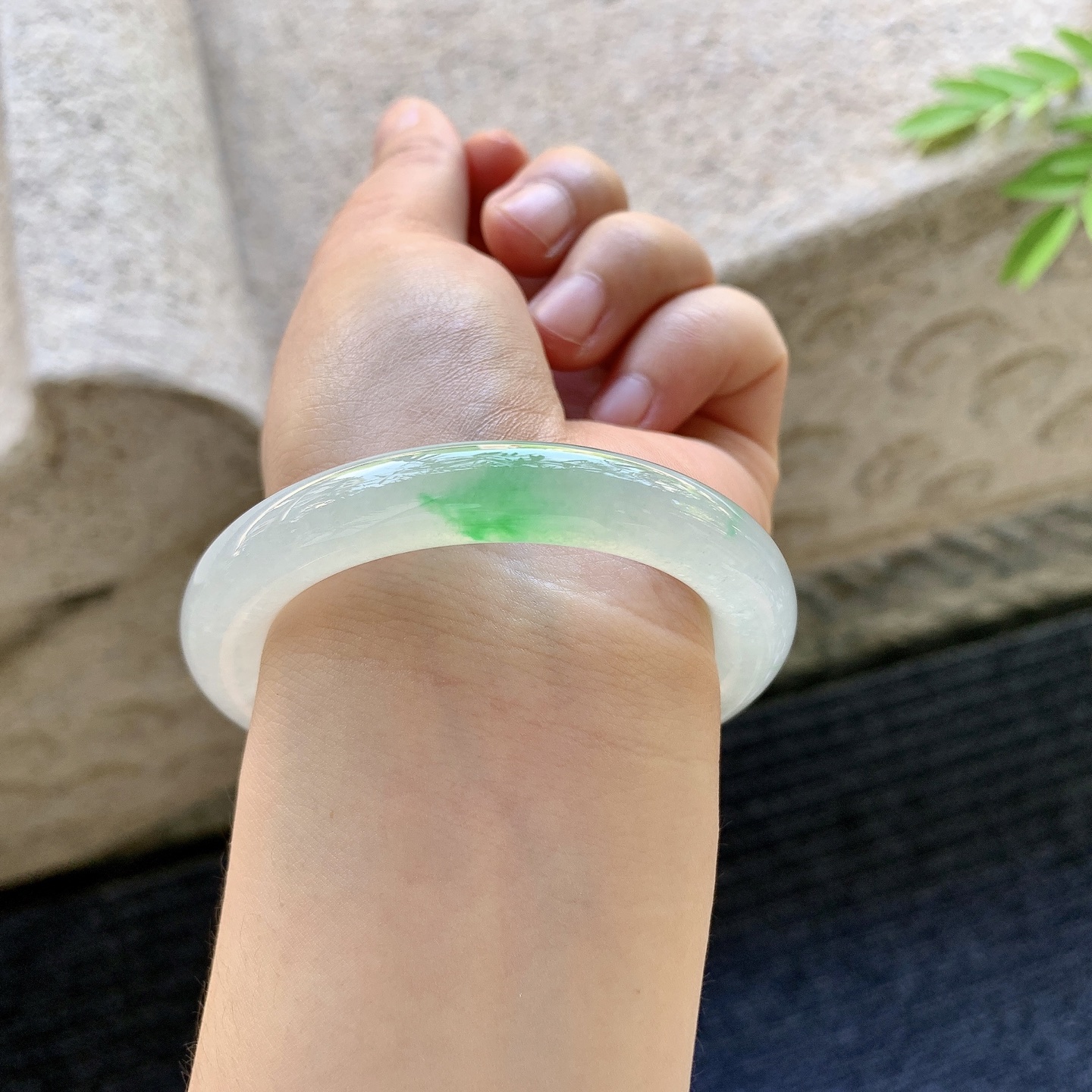 圆条49 50，圈口50.5/9.3/9.4，编码LH081236，糯冰飘阳绿，水润，种老，细腻，打灯有棉线。