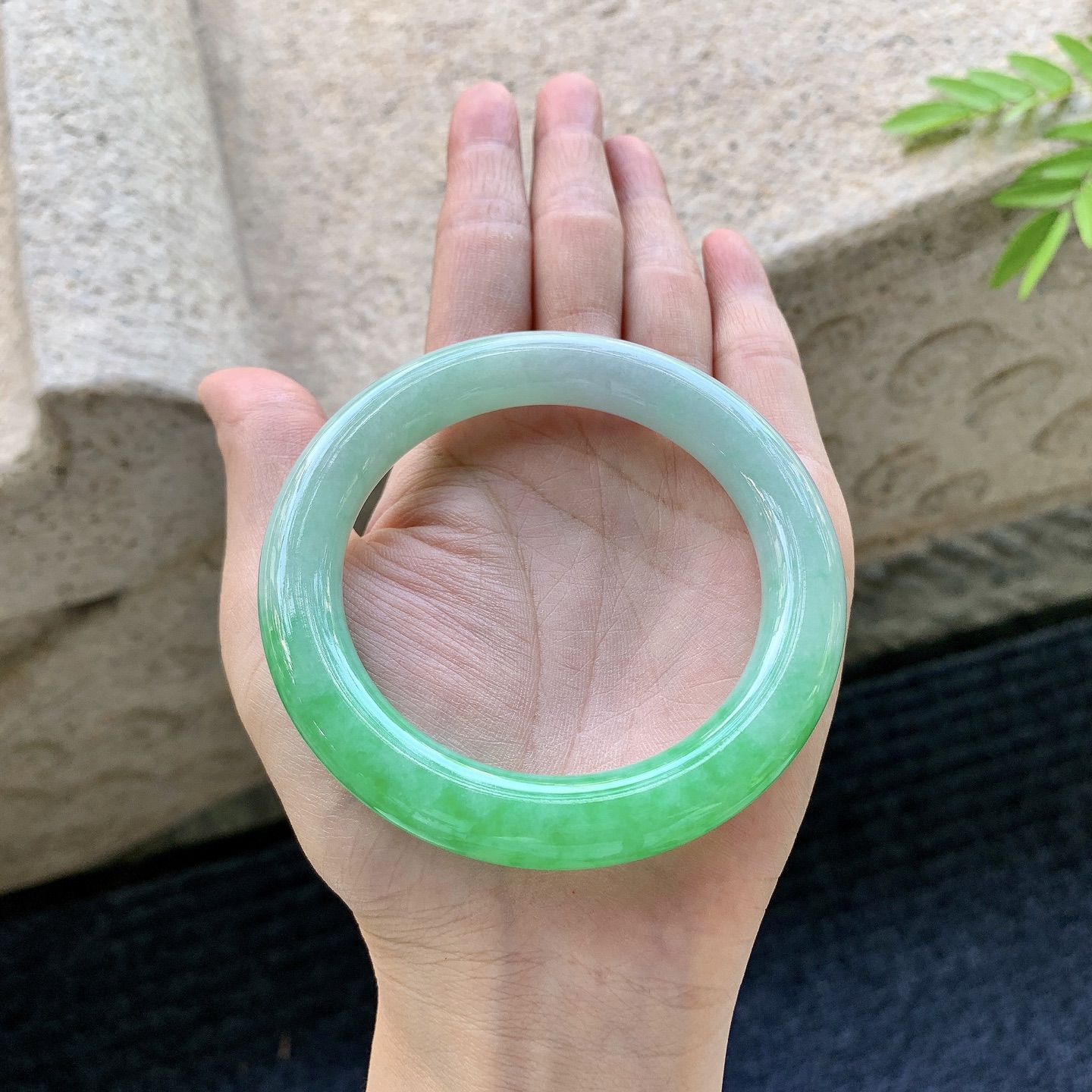 圆条55 56，圈口56.8/10.2/10.9，编码FL081261，描述：阳绿，水润，种老，细腻，打灯有棉纹