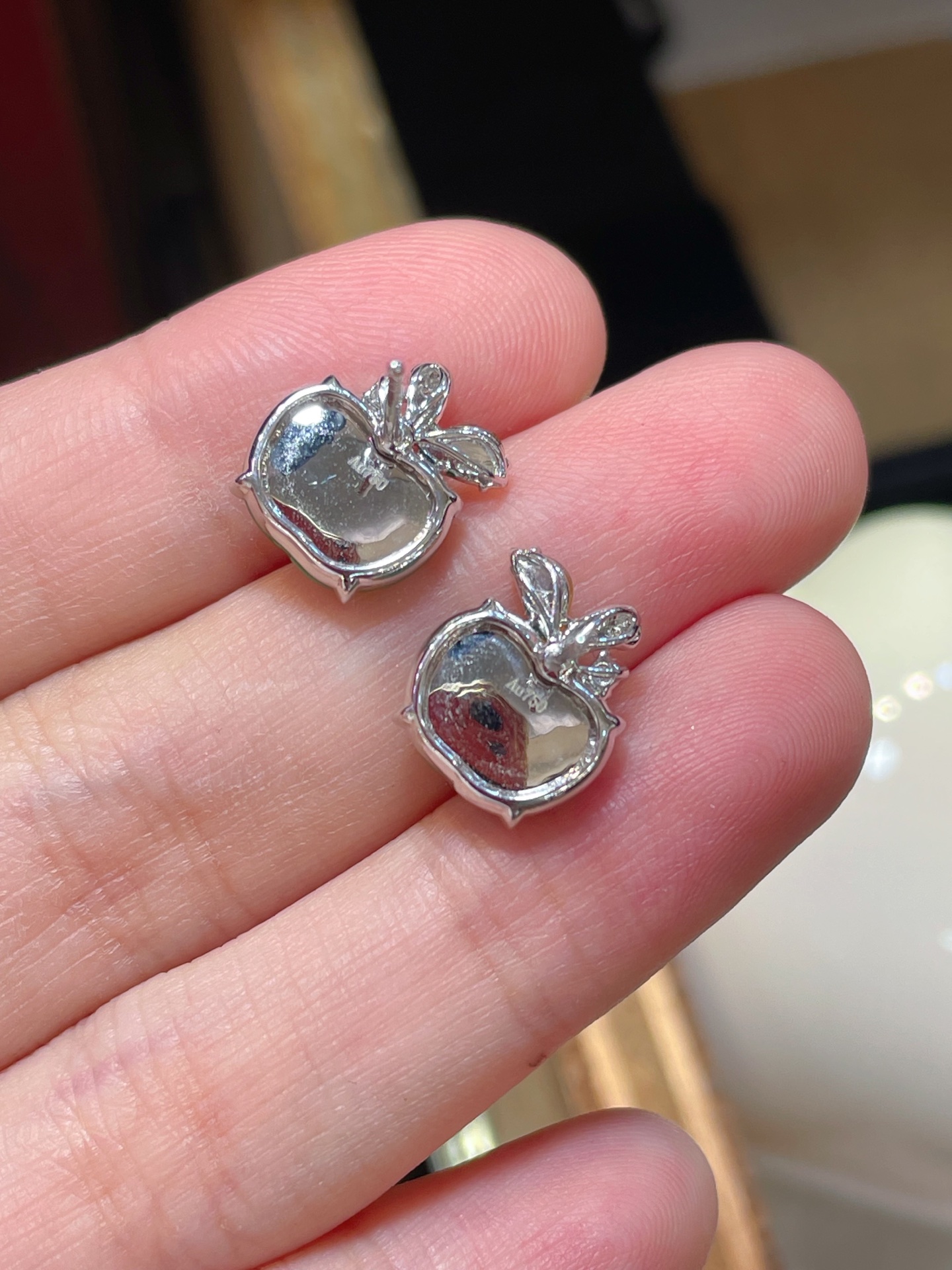 ️性比高翡翠苹果蛋面耳钉，形状饱满圆润品相好，胶感十足，8.4-10.8-3.8