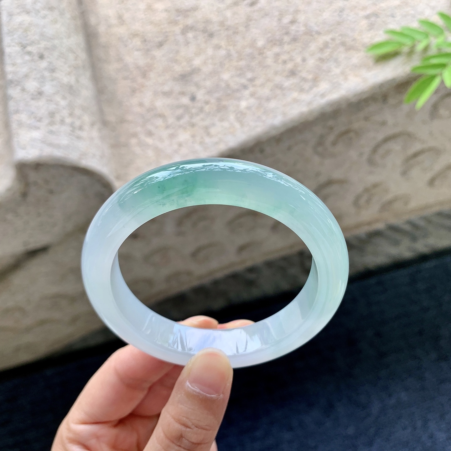 正圈55 56，圈口56/12.3/9，编码B2081205，描述冰糯飘绿，清透，水润，种老，细腻，打灯有内絮