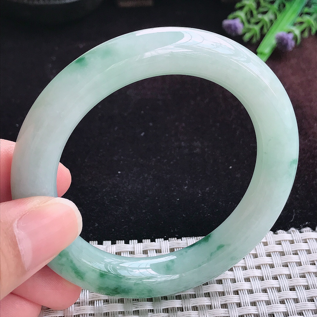 实拍A货翡翠54.5/11.1老坑精美冰润飘花胖圆条手镯玉镯平安镯女款
