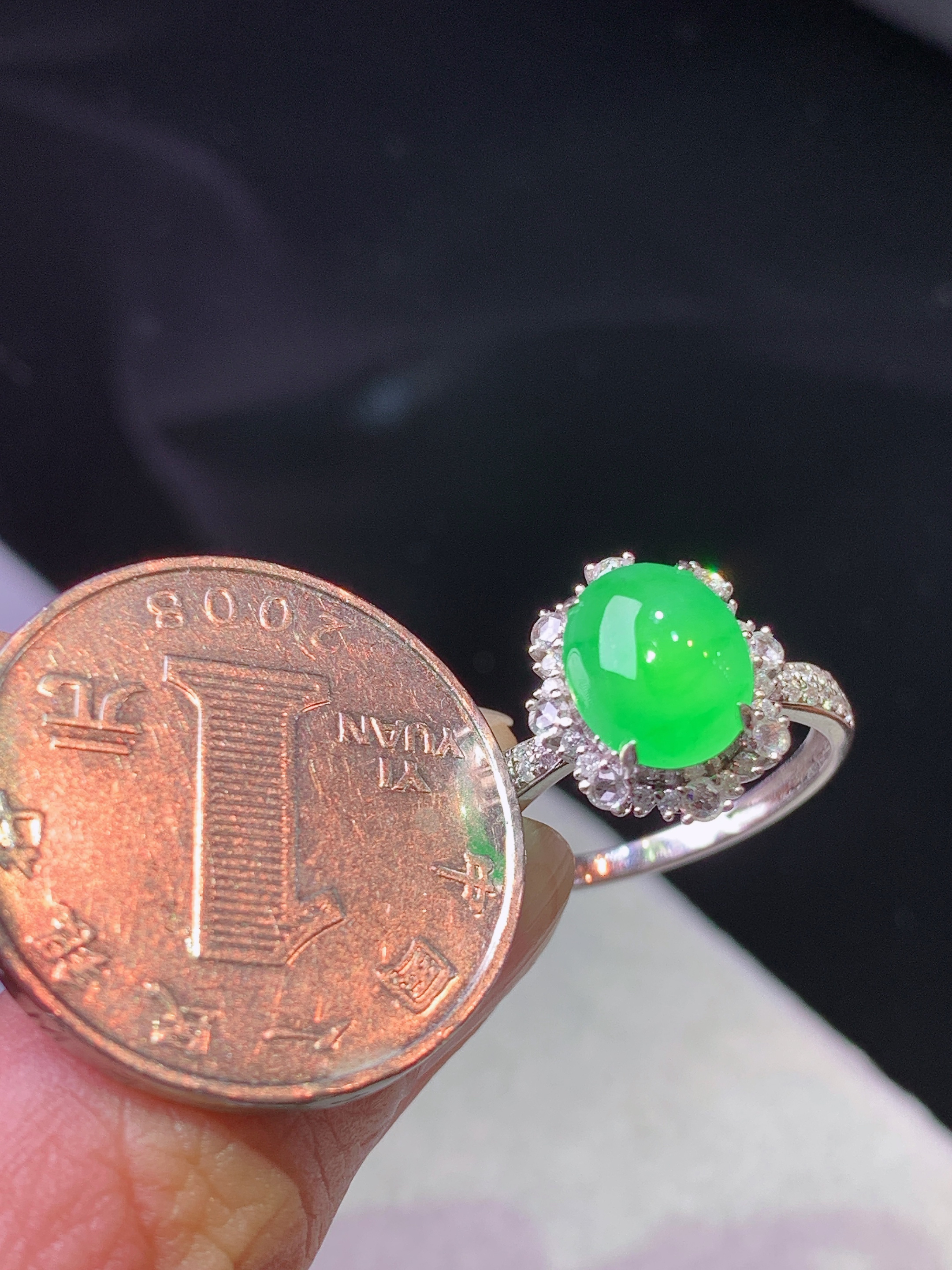 18k金钻镶嵌冰阳绿蛋面戒指 玉质细腻 色泽艳丽清新 水润亮眼 圈口15 整体尺寸13.3*11.6*8 m3
