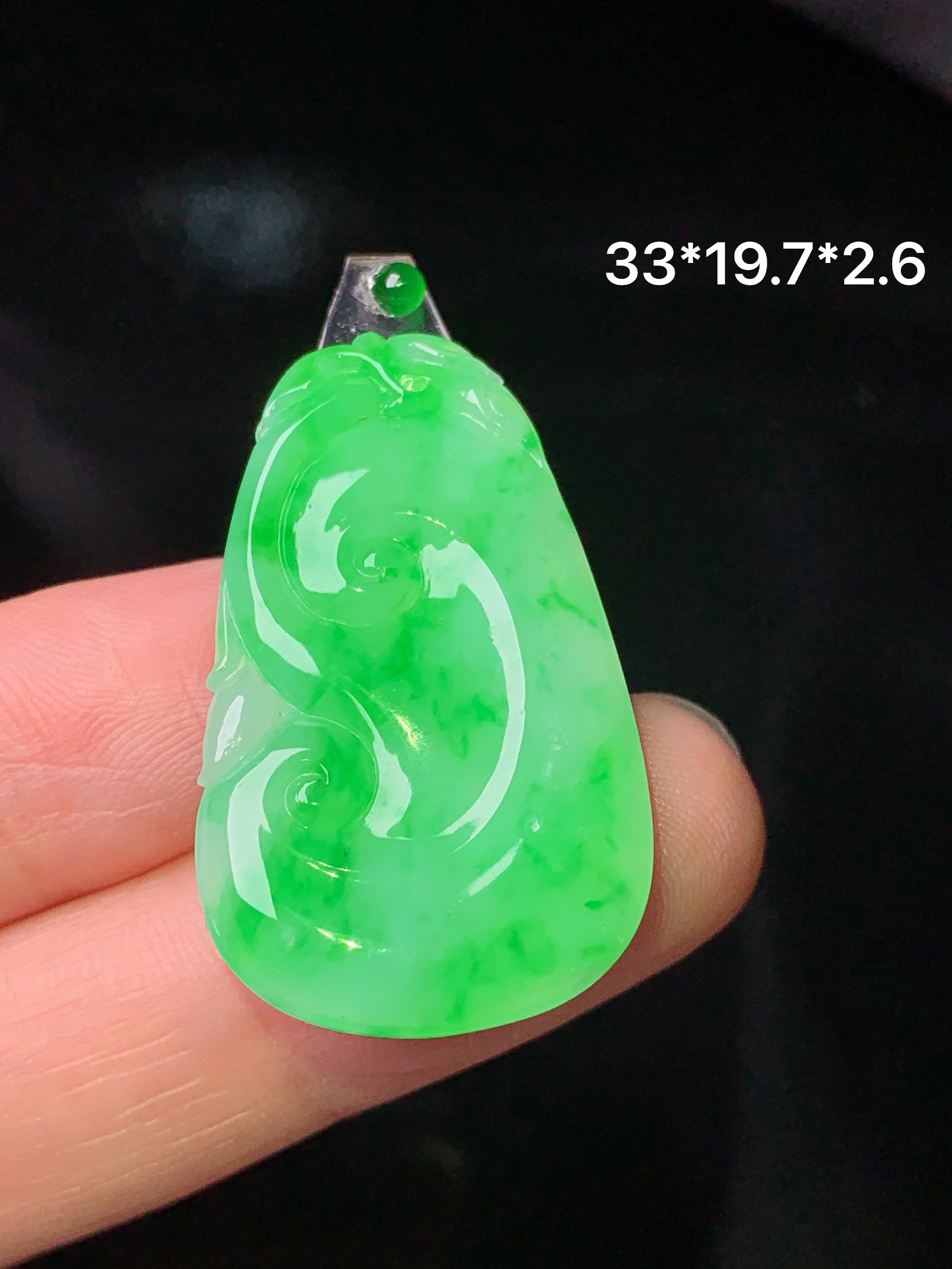 镶嵌款 阳绿如意吊坠 玉质细腻 色泽艳丽清新 水润亮眼 整体尺寸33*17*2.6 2x