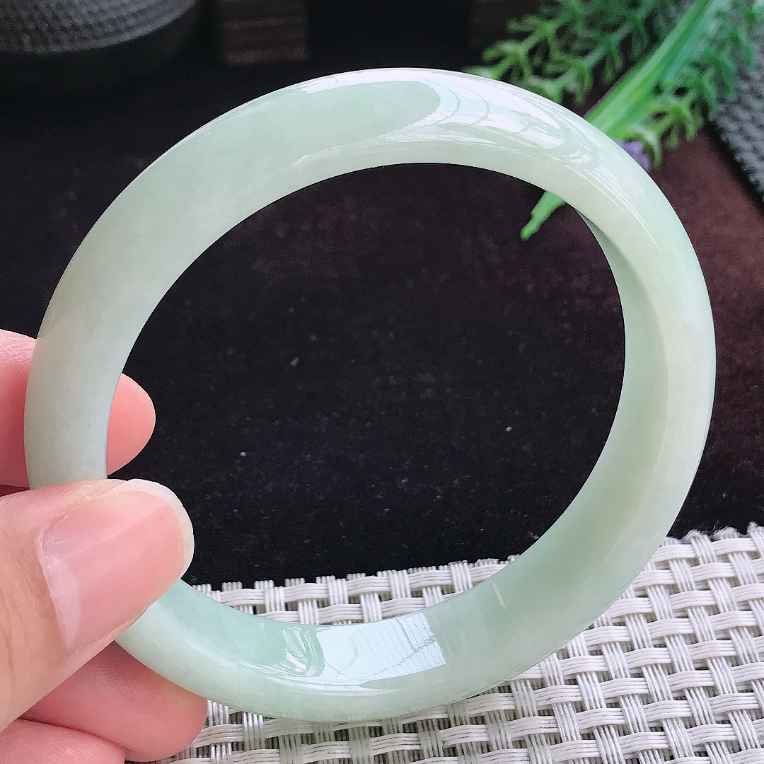 实拍A货翡翠62/13.8/5大圈口老坑秀气温润晴底手镯宽边玉镯平安镯女款