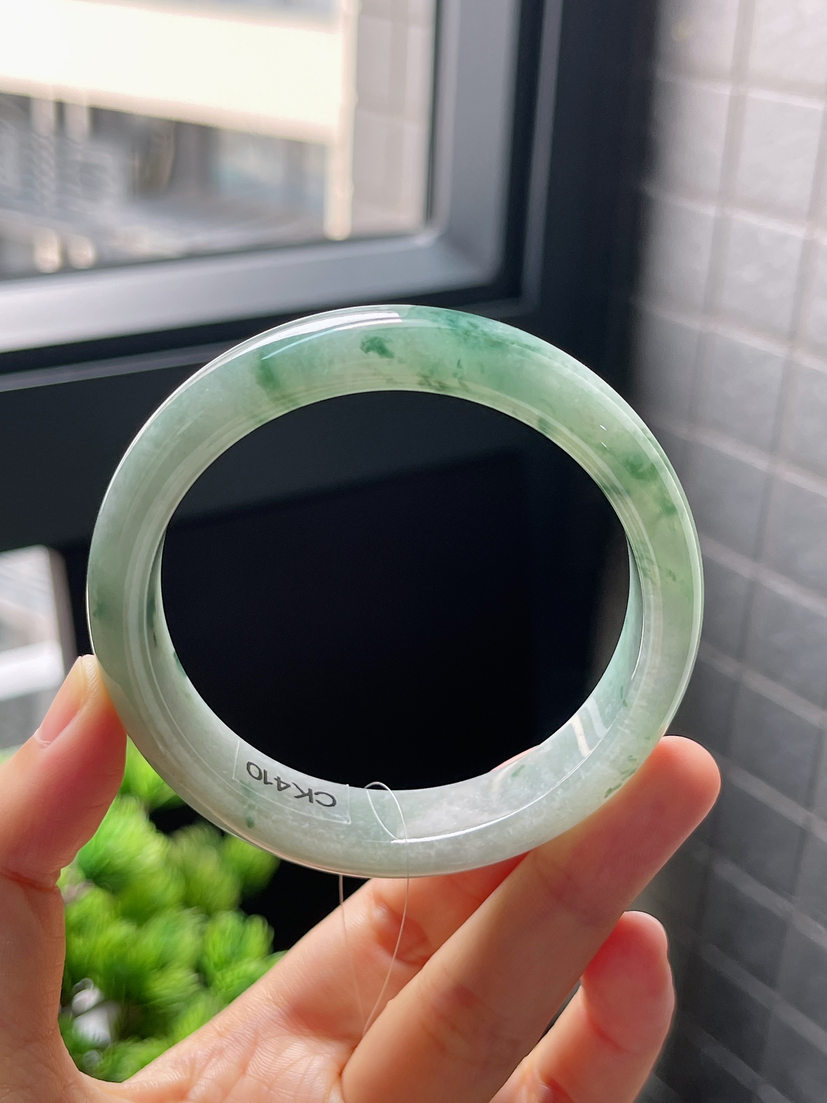 正圈57.2圈口，翡翠糯化种飘绿手镯