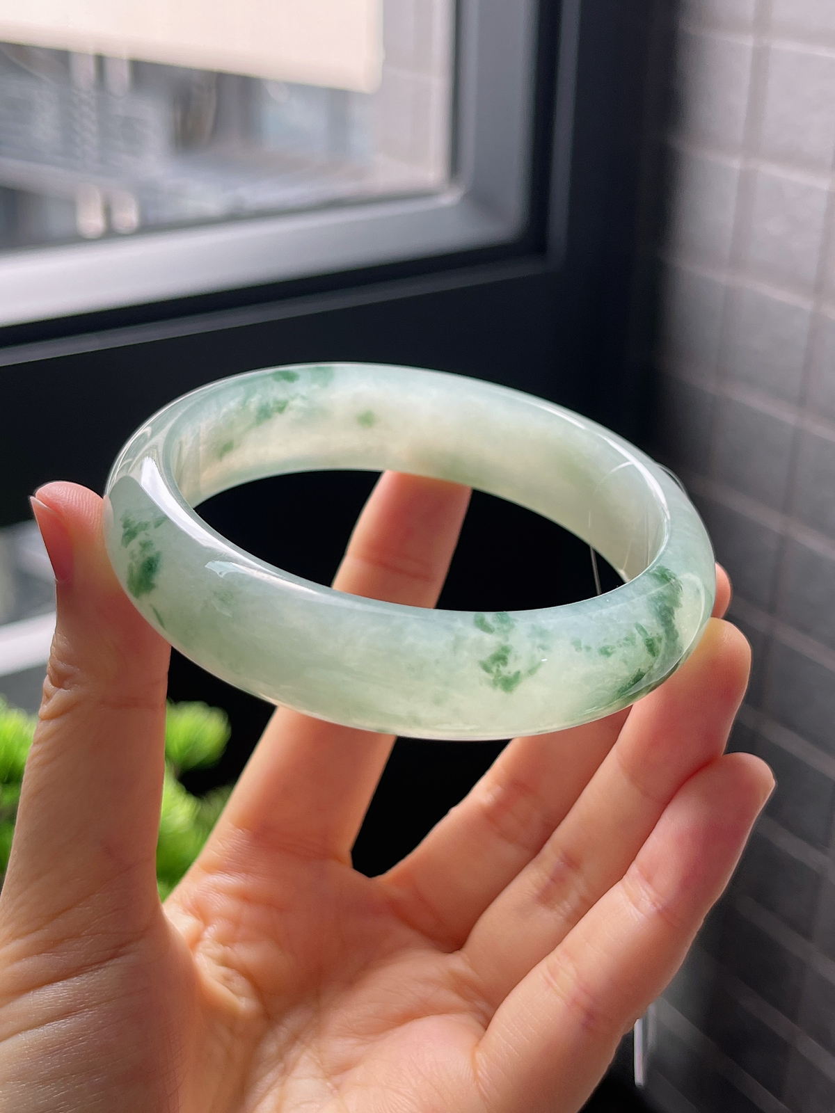 正圈59圈口，翡翠冰糯种飘绿手镯