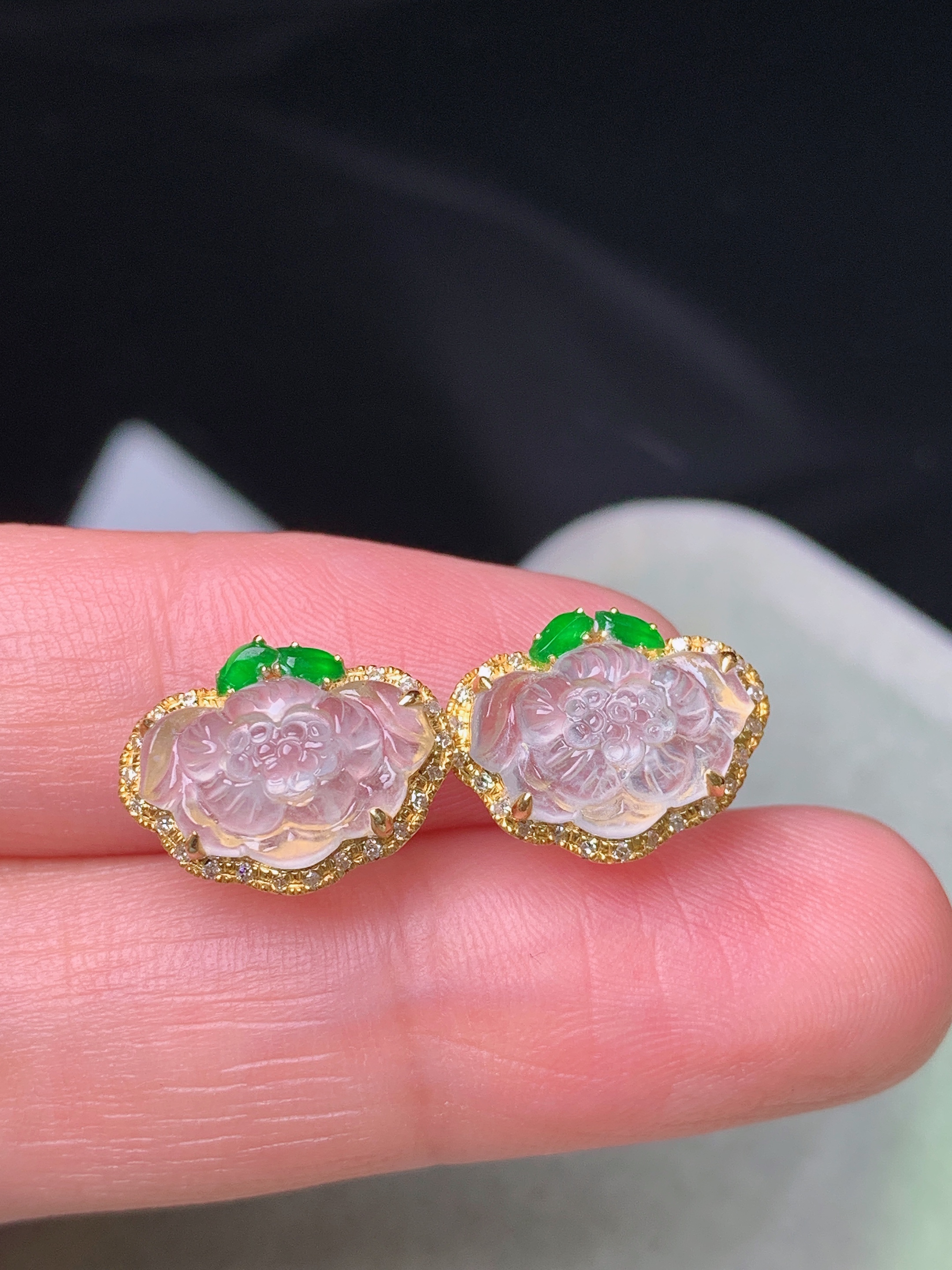 18k金钻镶嵌冰种莲花耳钉 玉质细腻 色泽艳丽清新 水润亮眼 整体尺寸10.5*13.5*4.7 t1