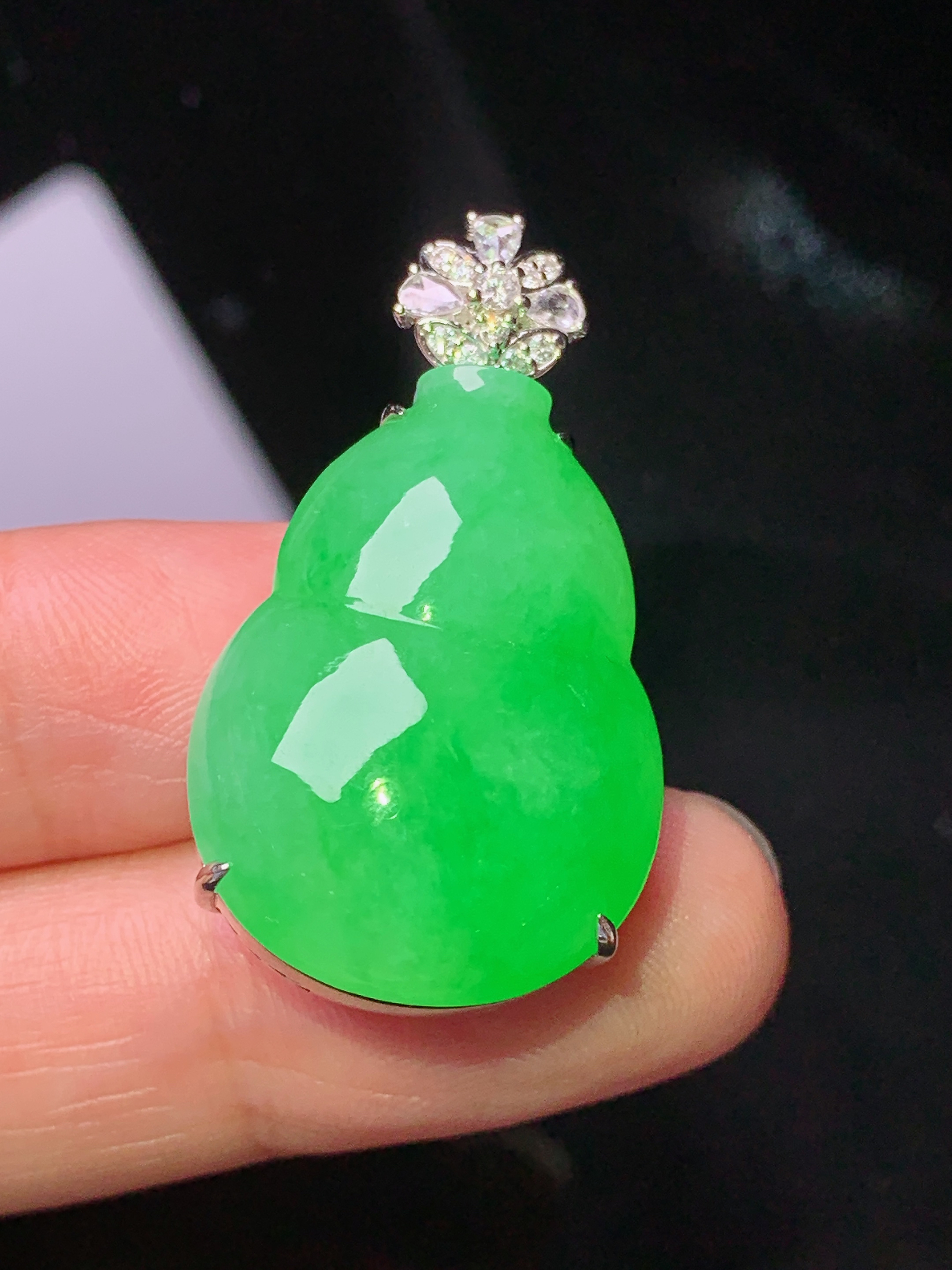 18k金钻镶嵌冰阳绿葫芦吊坠 玉质细腻 色泽艳丽清新 水润亮眼 整体尺寸33.8*18.8*13.2 L2