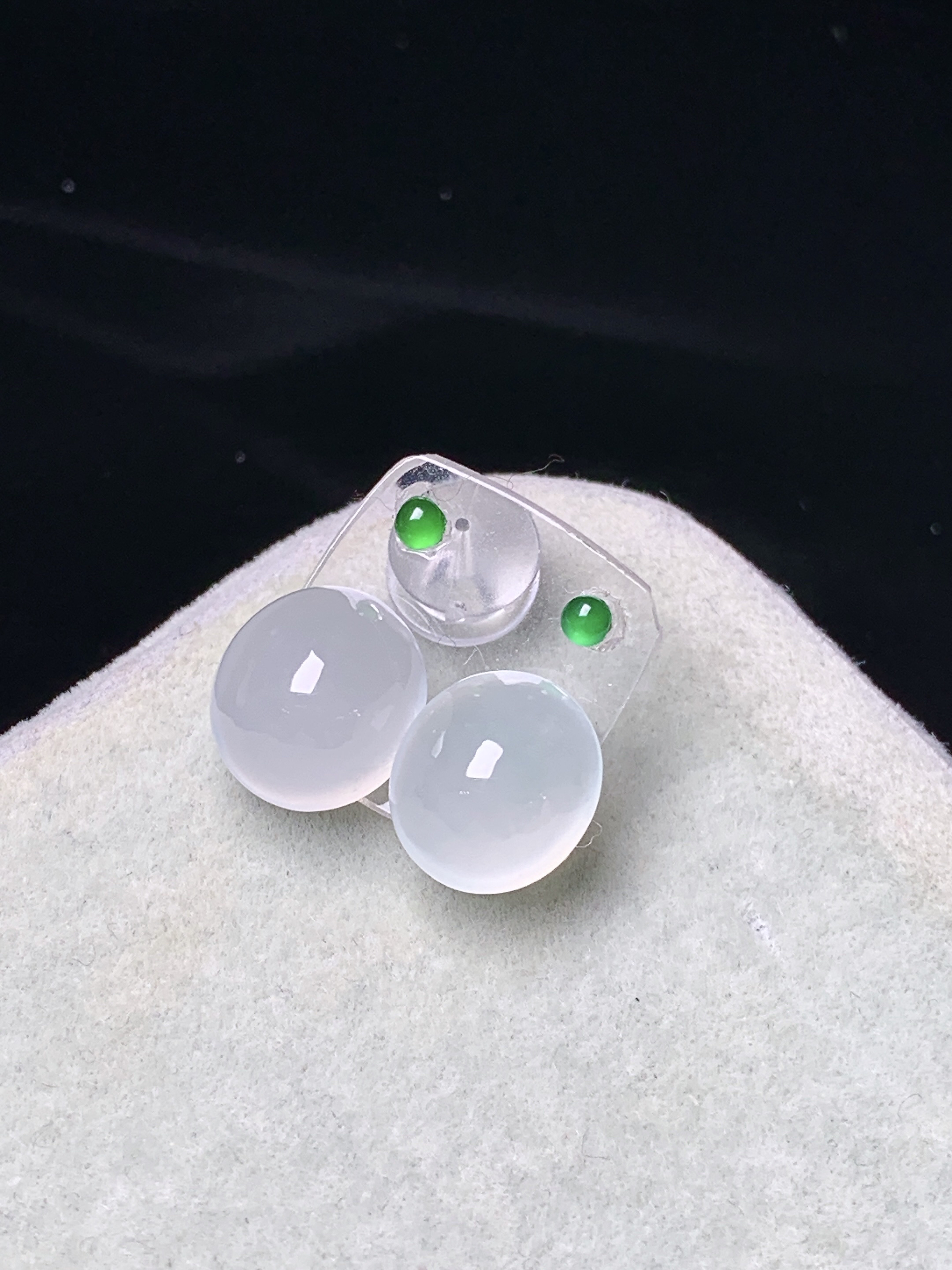 镶嵌款 冰种蛋面一对 玉质细腻 色泽艳丽清新 水润亮眼 整体尺寸9.2*8.5*5.8 2x