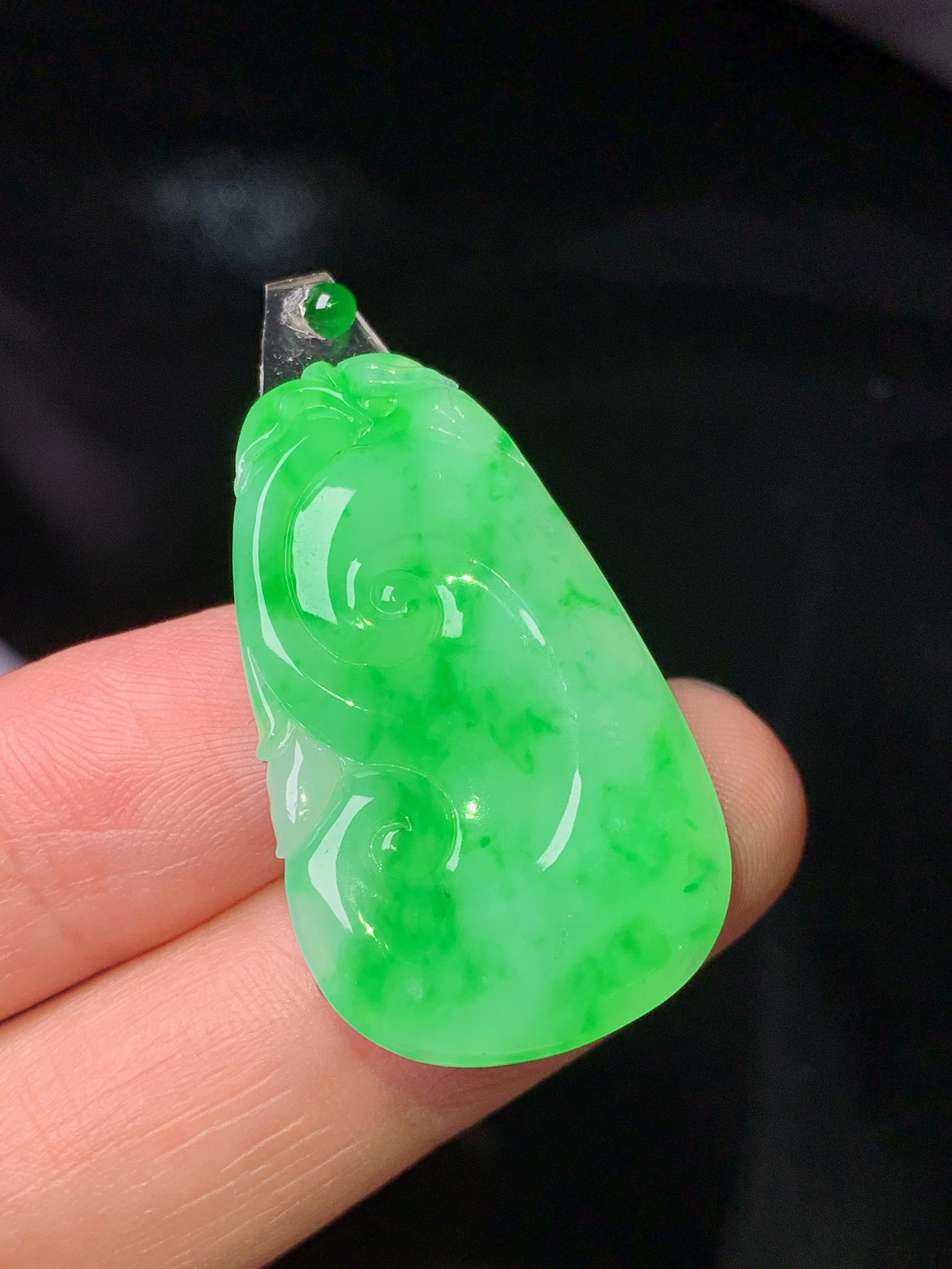 镶嵌款 阳绿如意吊坠 玉质细腻 色泽艳丽清新 水润亮眼 整体尺寸33*17*2.6 2x