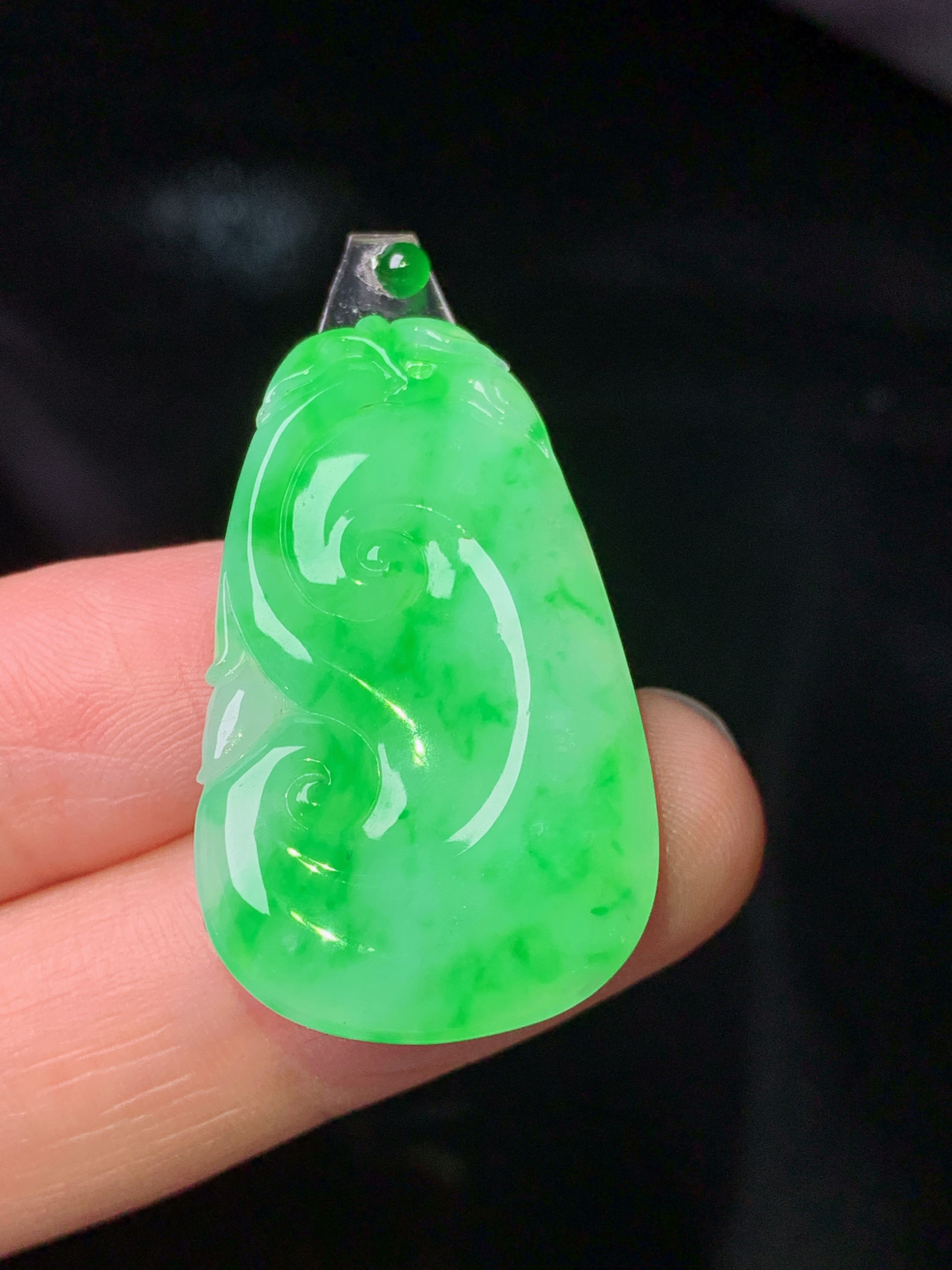 镶嵌款 阳绿如意吊坠 玉质细腻 色泽艳丽清新 水润亮眼 整体尺寸33*17*2.6 2x