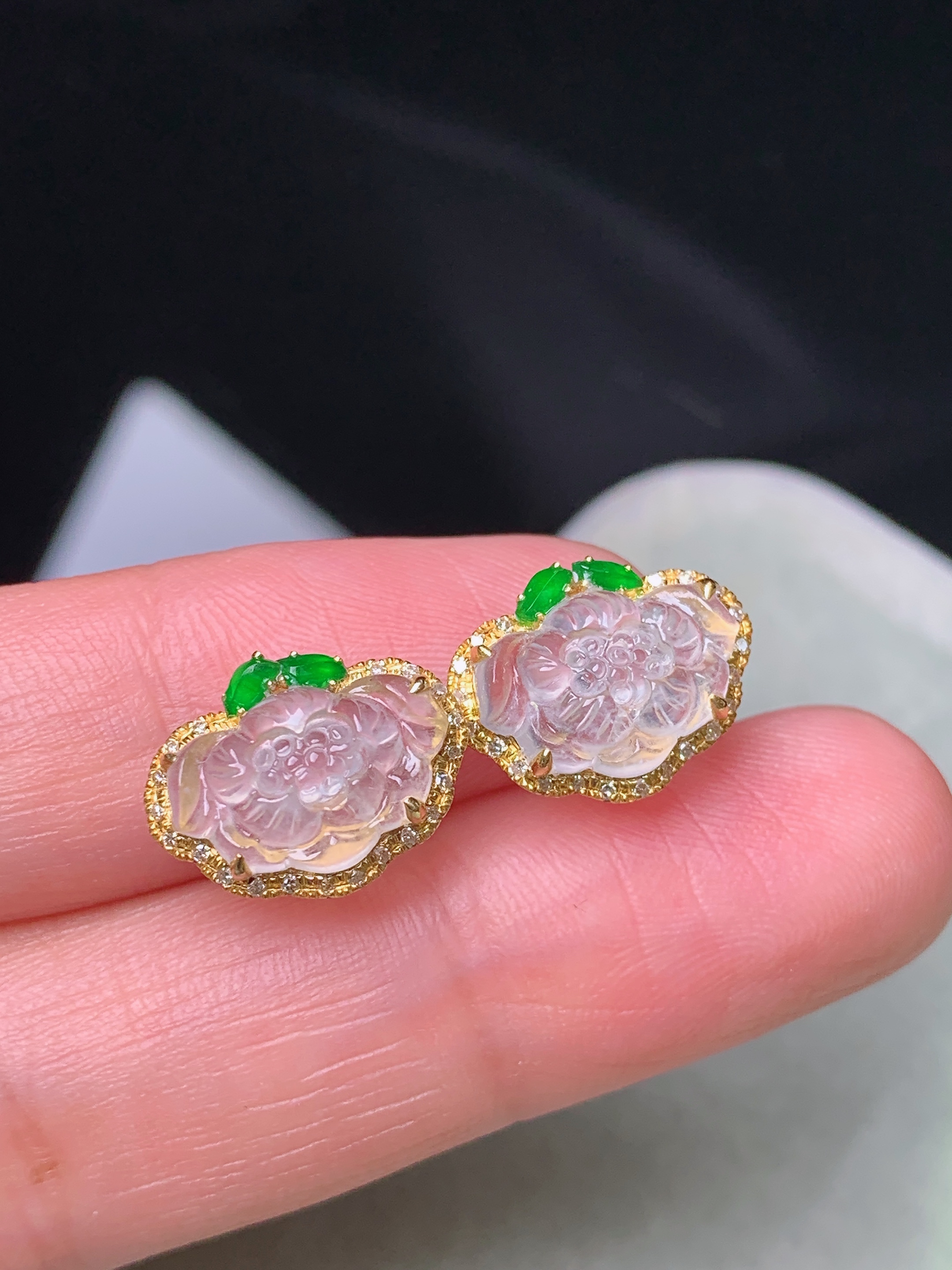 18k金钻镶嵌冰种莲花耳钉 玉质细腻 色泽艳丽清新 水润亮眼 整体尺寸10.5*13.5*4.7 t