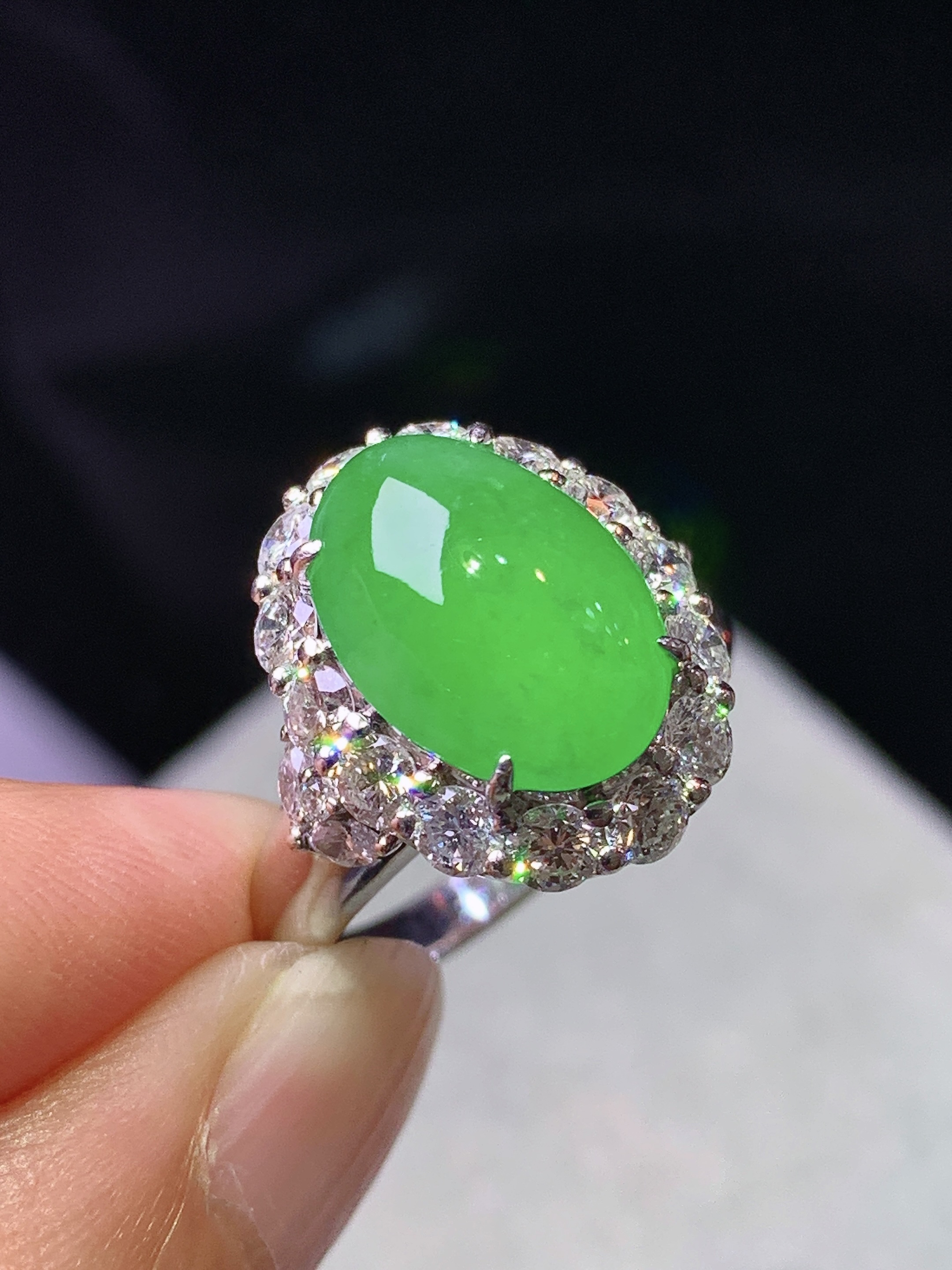 18k金钻镶嵌冰阳绿蛋面戒指 玉质细腻 色泽艳丽清新 水润亮眼 圈口15 整体尺寸17*13.5*1