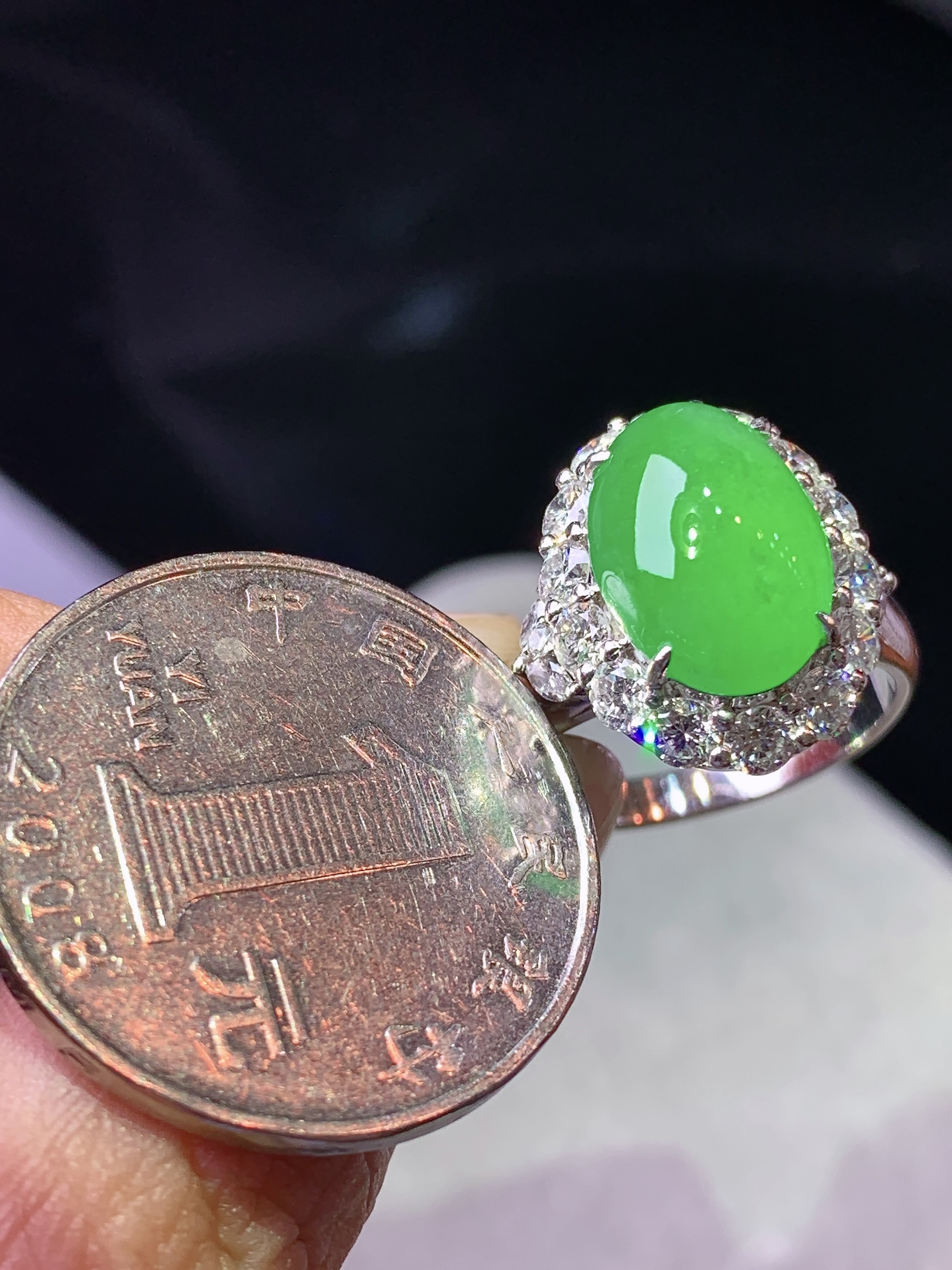 18k金钻镶嵌冰阳绿蛋面戒指 玉质细腻 色泽艳丽清新 水润亮眼 圈口15 整体尺寸17*13.5*10 m3