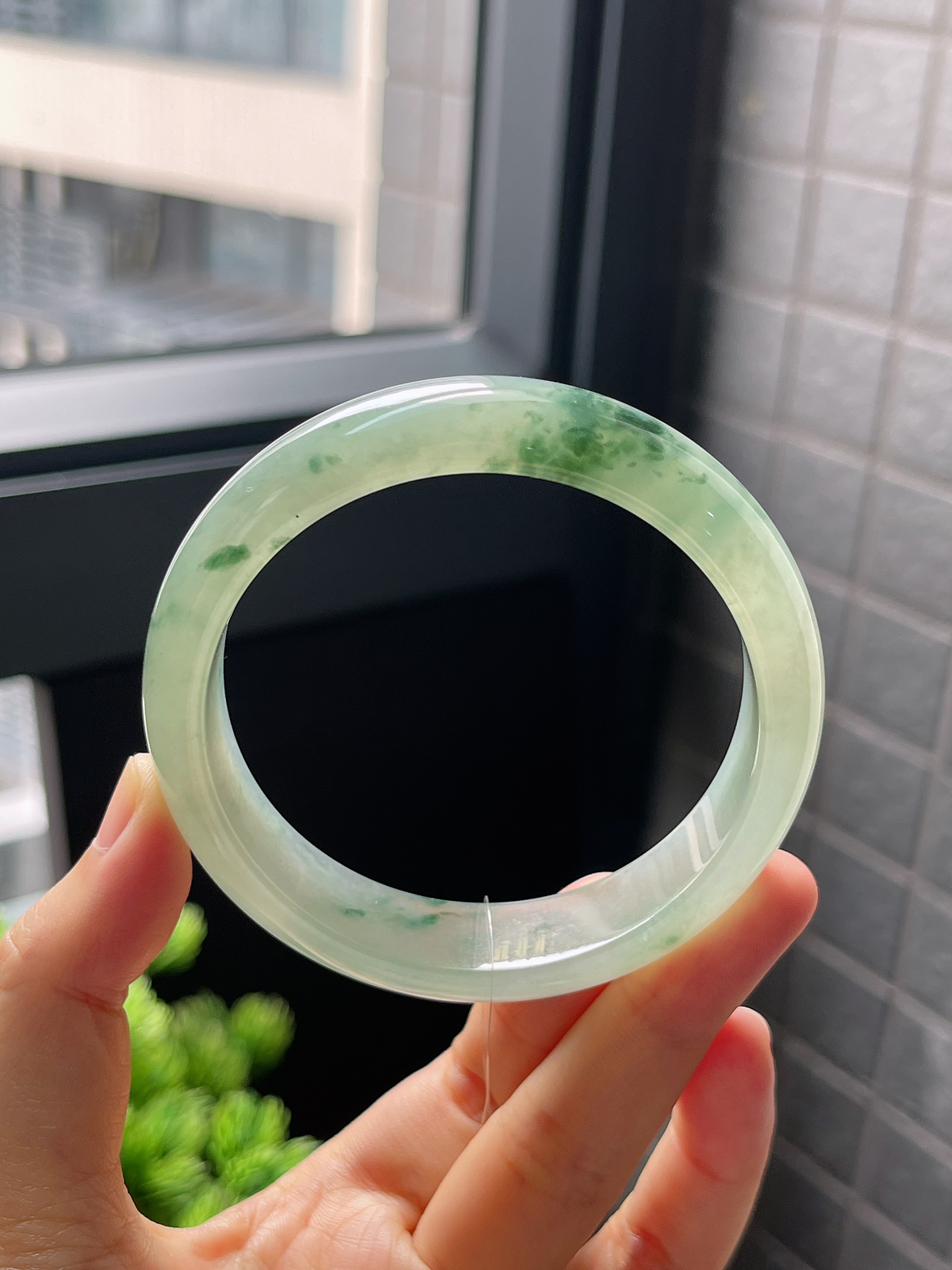 正圈59圈口，翡翠冰糯种飘绿手镯