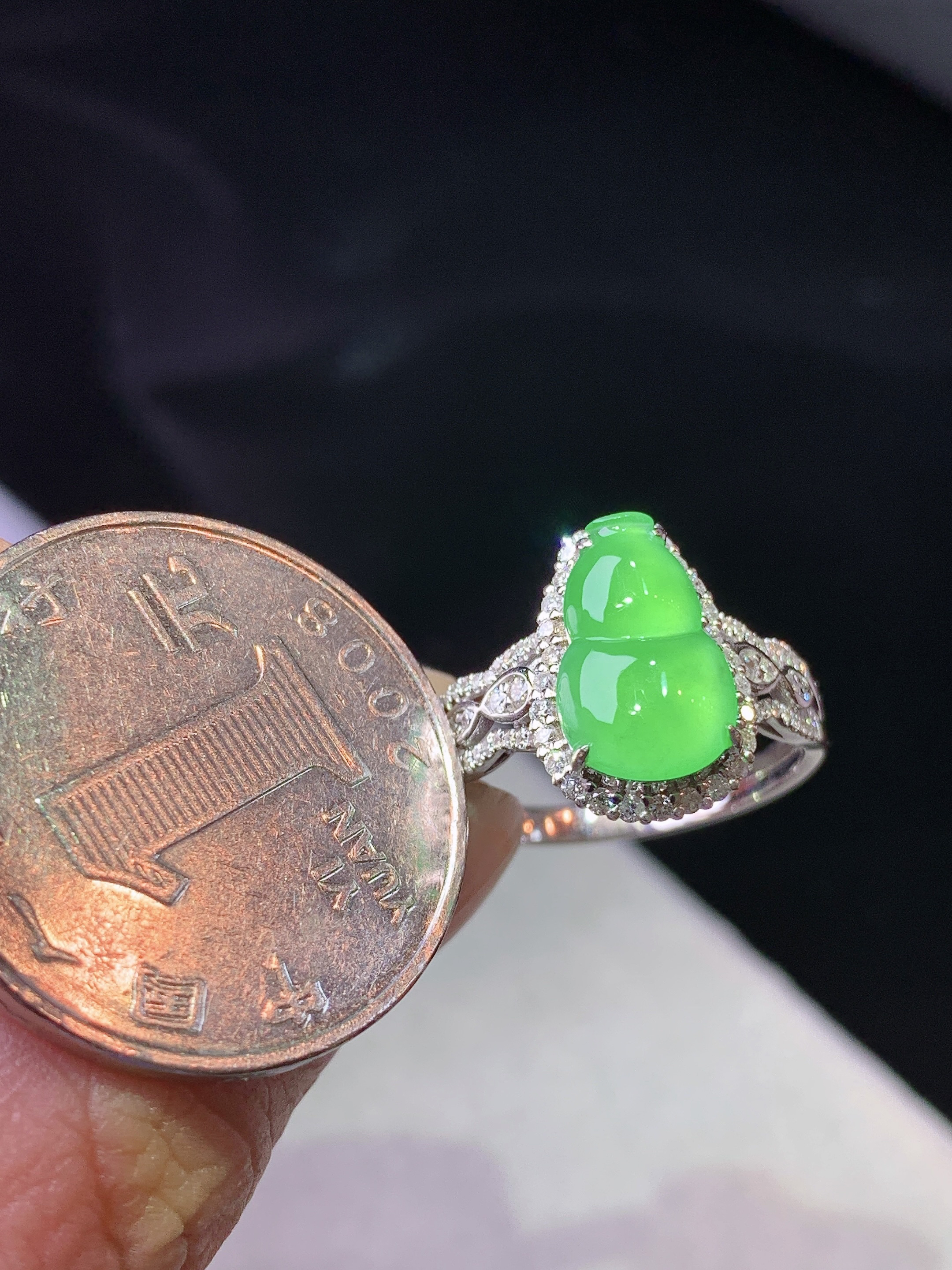 18k金钻镶嵌冰阳绿葫芦戒指 玉质细腻 色泽艳丽清新 水润亮眼 圈口15.5 整体尺寸14.2*9.8*6.8 m3