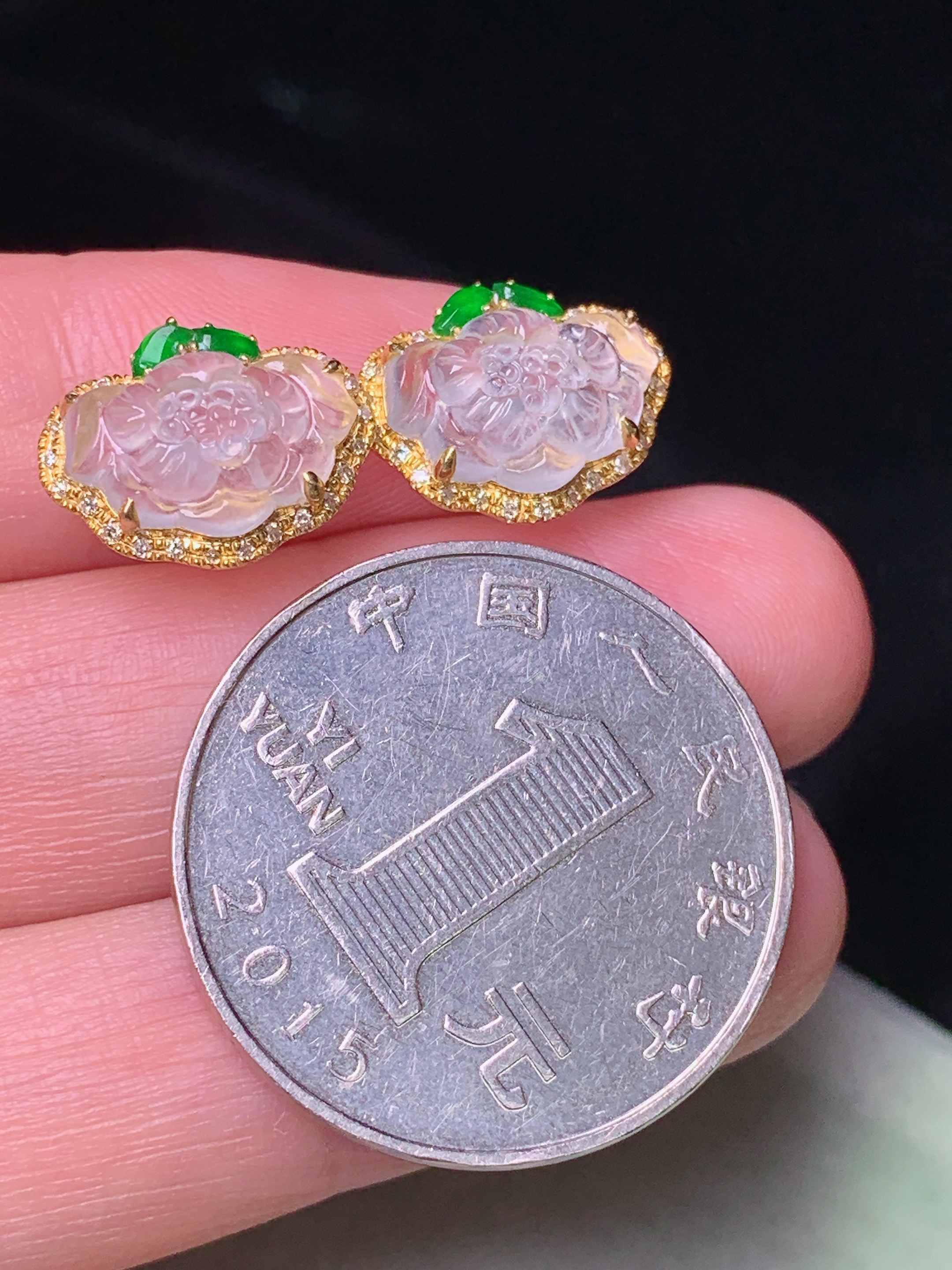 18k金钻镶嵌冰种莲花耳钉 玉质细腻 色泽艳丽清新 水润亮眼 整体尺寸10.5*13.5*4.7 t1