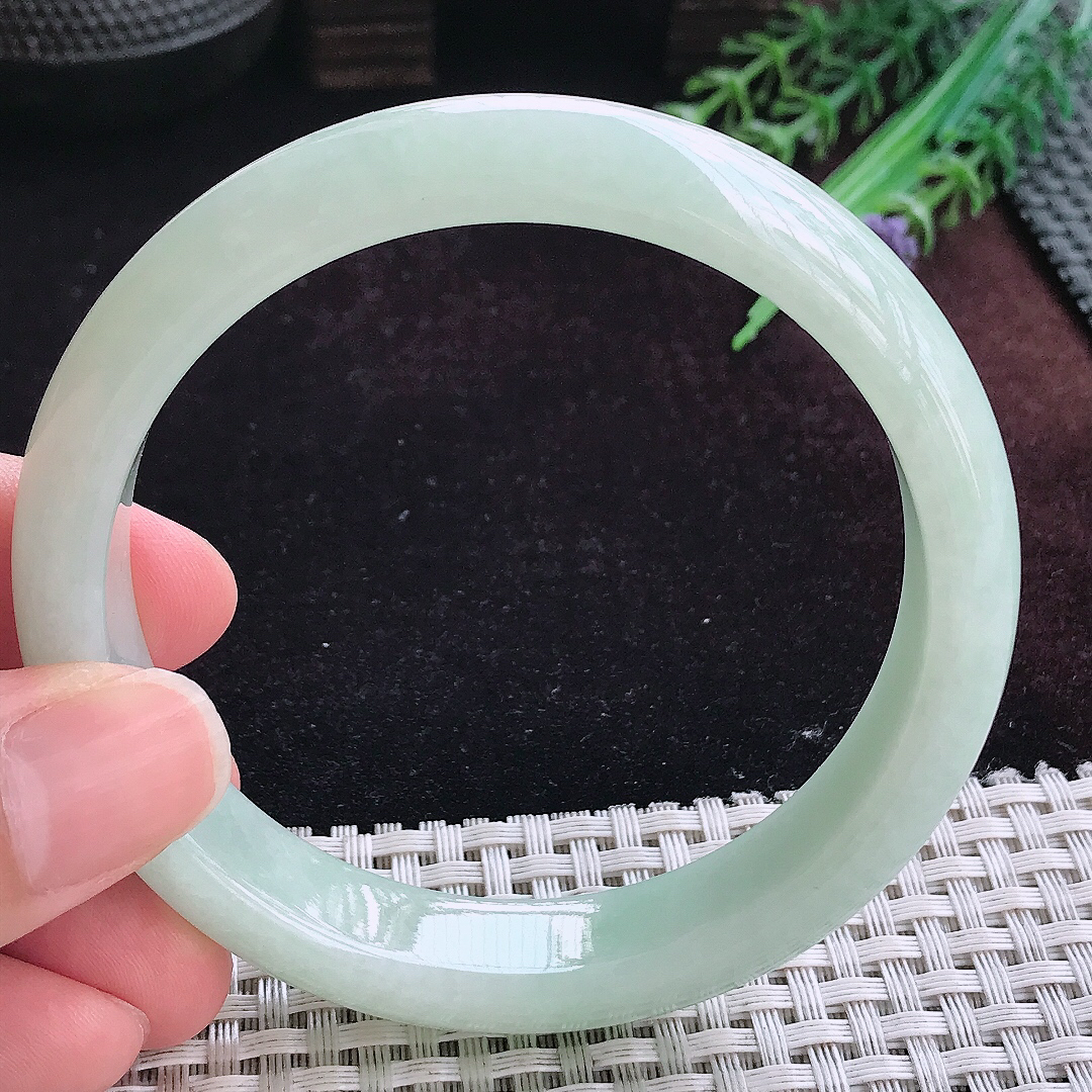 实拍A货翡翠62/13.8/5大圈口老坑秀气温润晴底手镯宽边玉镯平安镯女款
