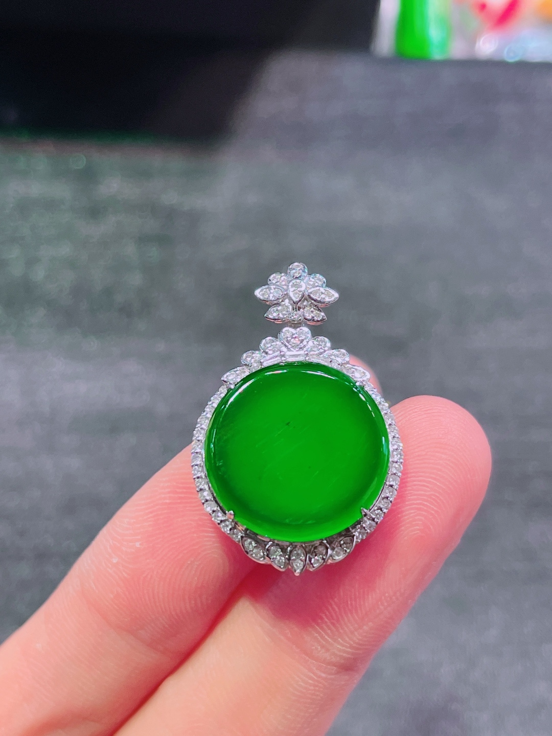 ️高冰绿平安扣吊坠，晶莹剔透，新颖时尚，品相