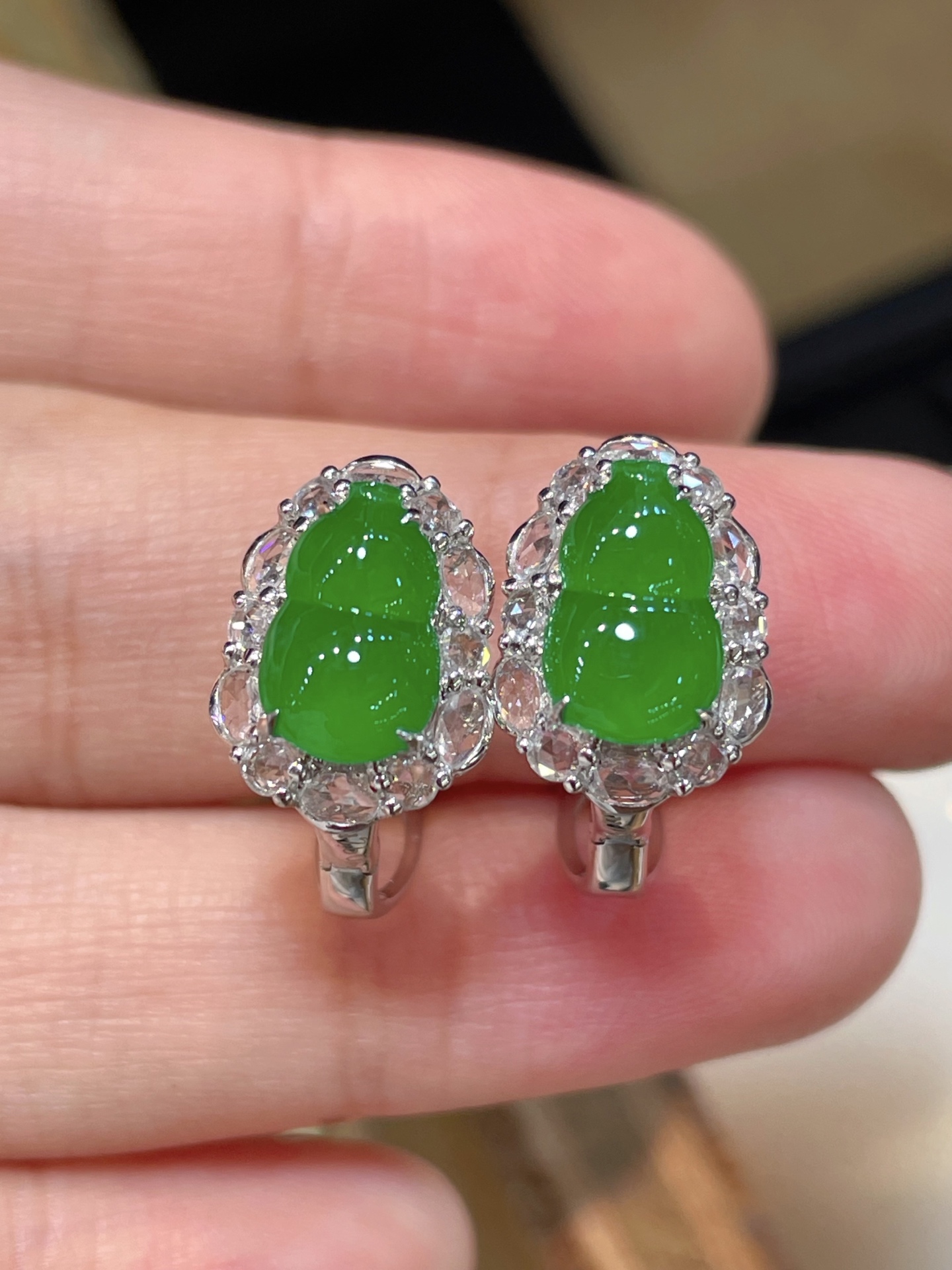 精品翡翠葫芦耳钉，满色水头足，这款很精致，18k真金真钻镶嵌，料子饱满细腻，种水，14-10.1-6.8