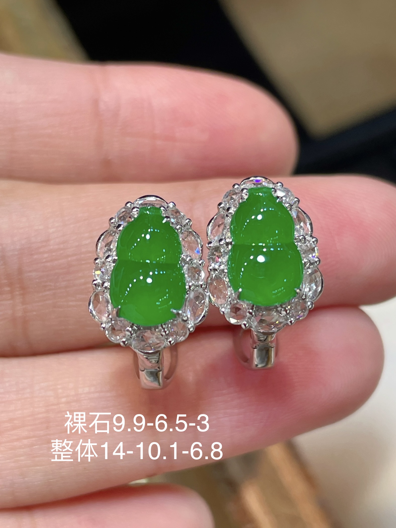 精品翡翠葫芦耳钉，满色水头足，这款很精致，18k真金真钻镶嵌，料子饱满细腻，种水，14-10.1-6