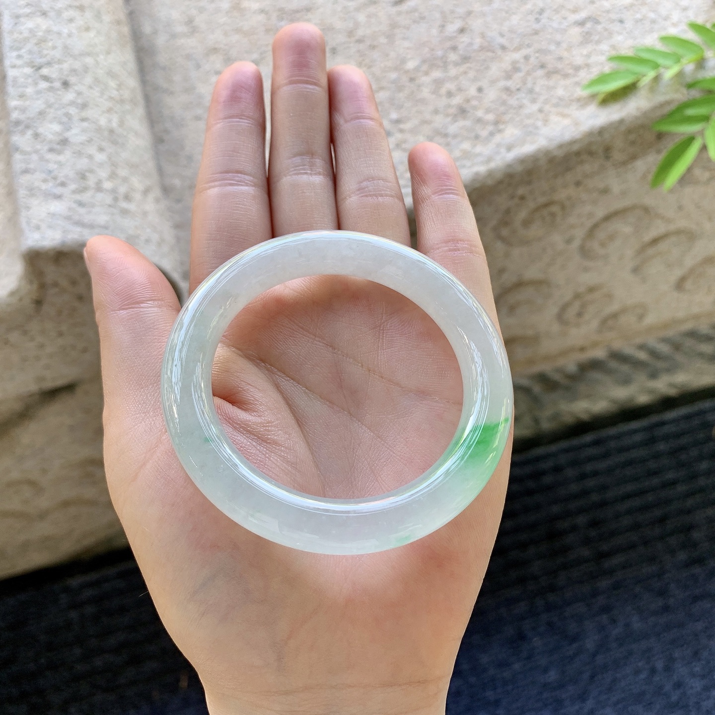 圆条49 50，圈口50.5/9.3/9.4，编码LH081236，糯冰飘阳绿，水润，种老，细腻，打灯有棉线。