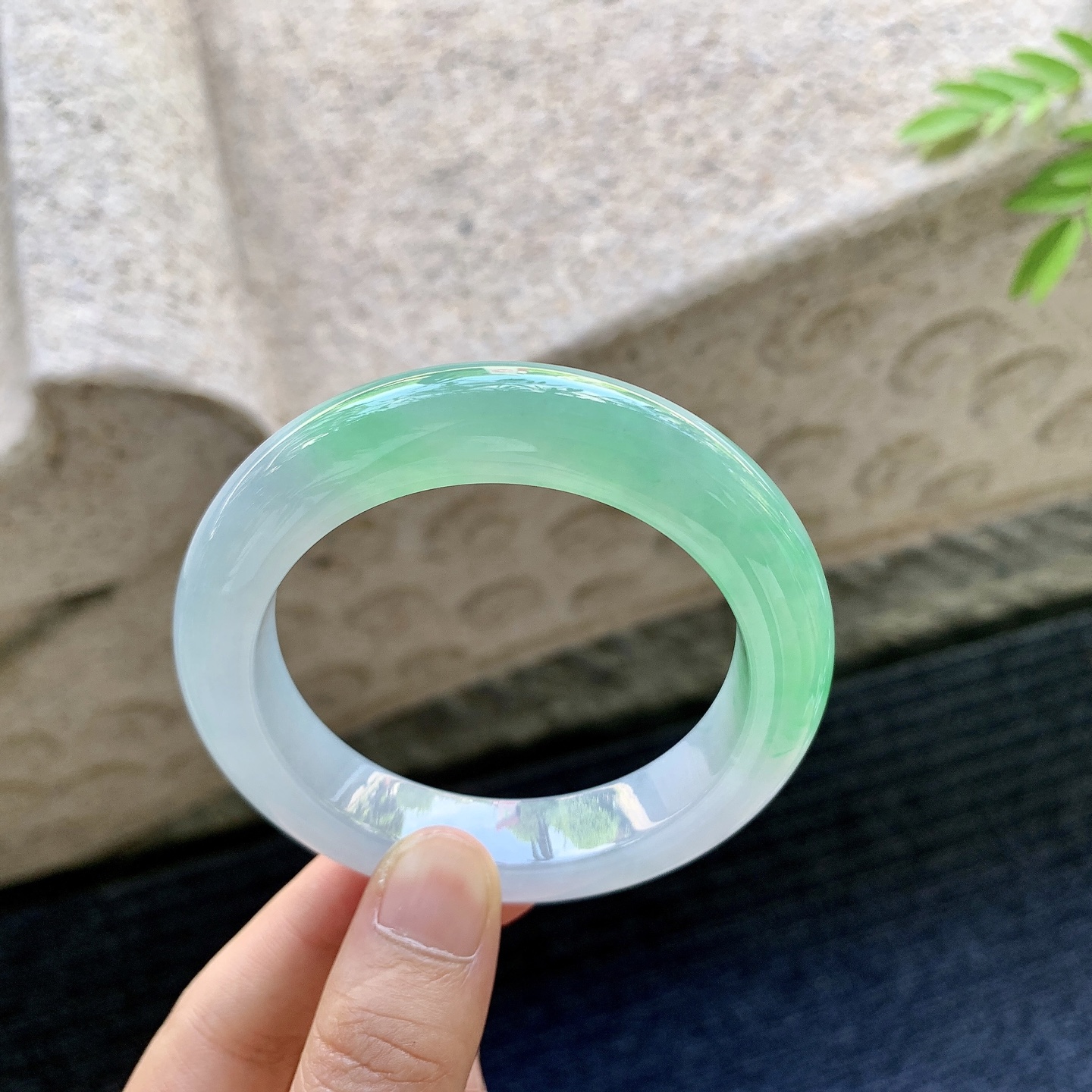 正圈52 53，圈口53.7/12/9.7，编码HT081221，描述冰糯春彩，水润，种老，细腻，打灯有纹线。