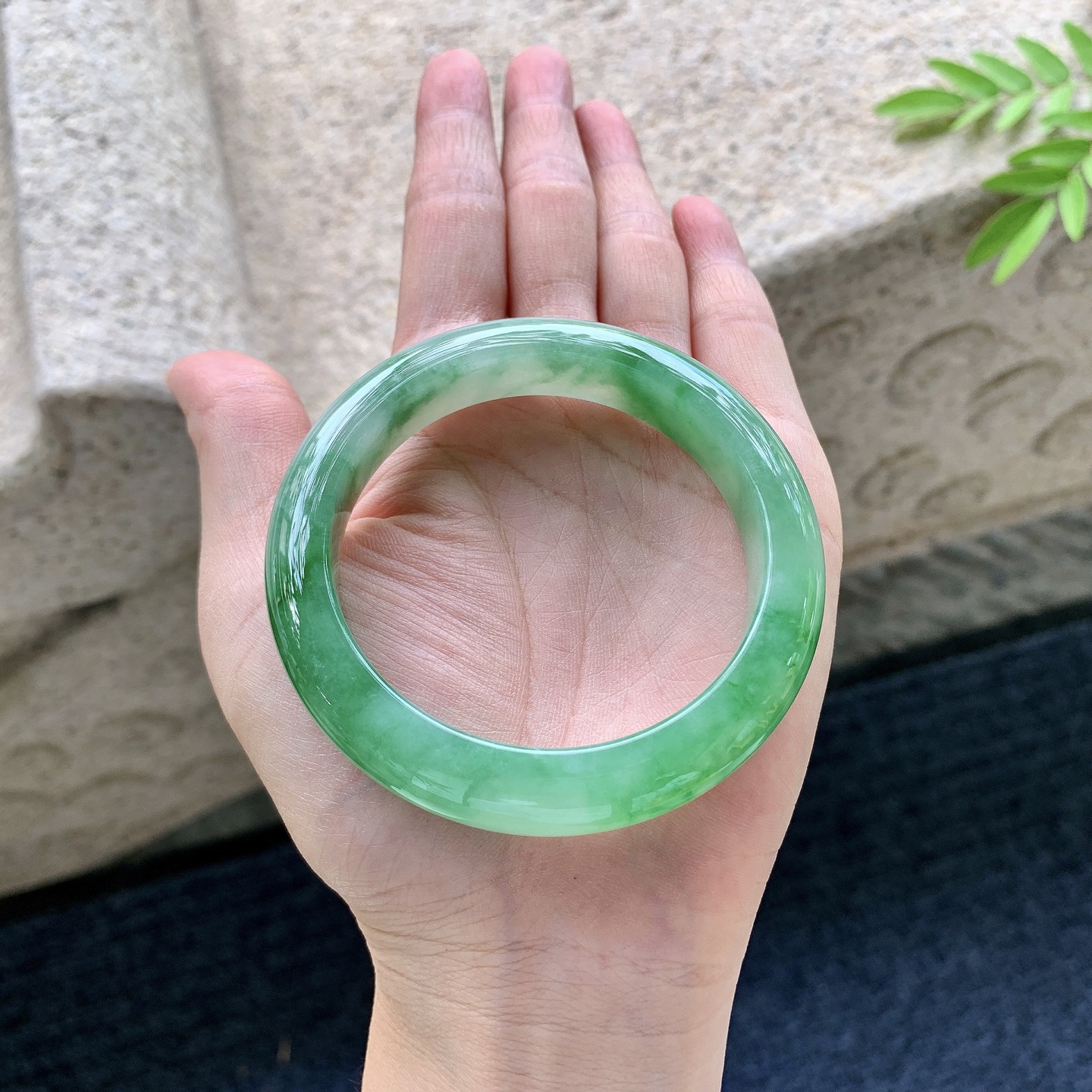 正圈54 55，圈口54.6/12/9，编码W6081247，描述糯冰飘绿，水润，种老，细腻，打灯有