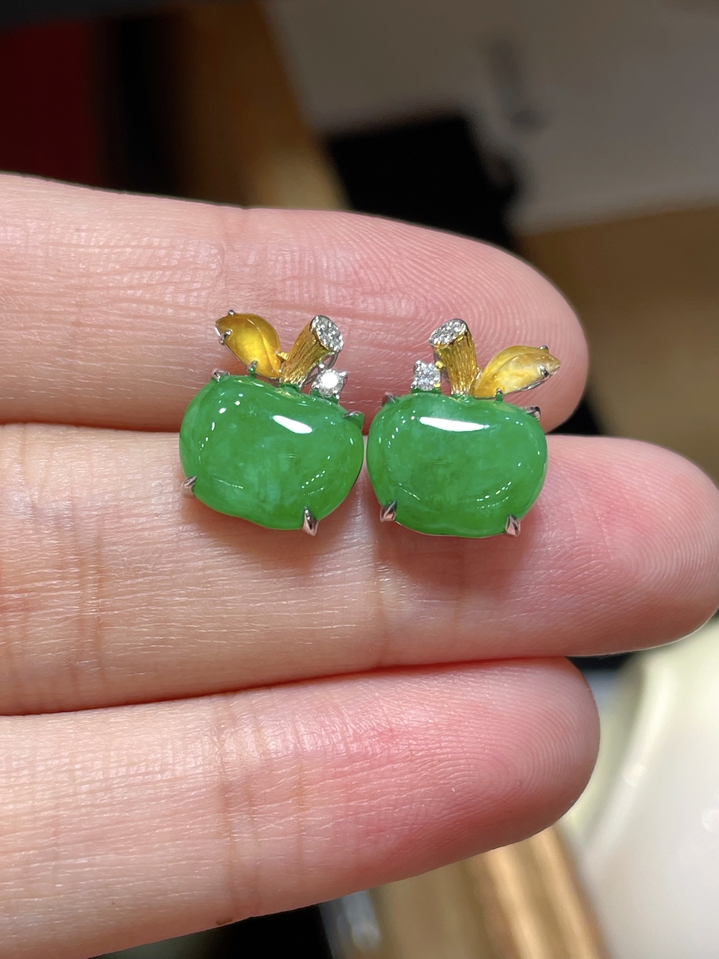 ️性比高翡翠苹果蛋面耳钉，形状饱满圆润品相好，胶感十足，8.4-10.8-3.8