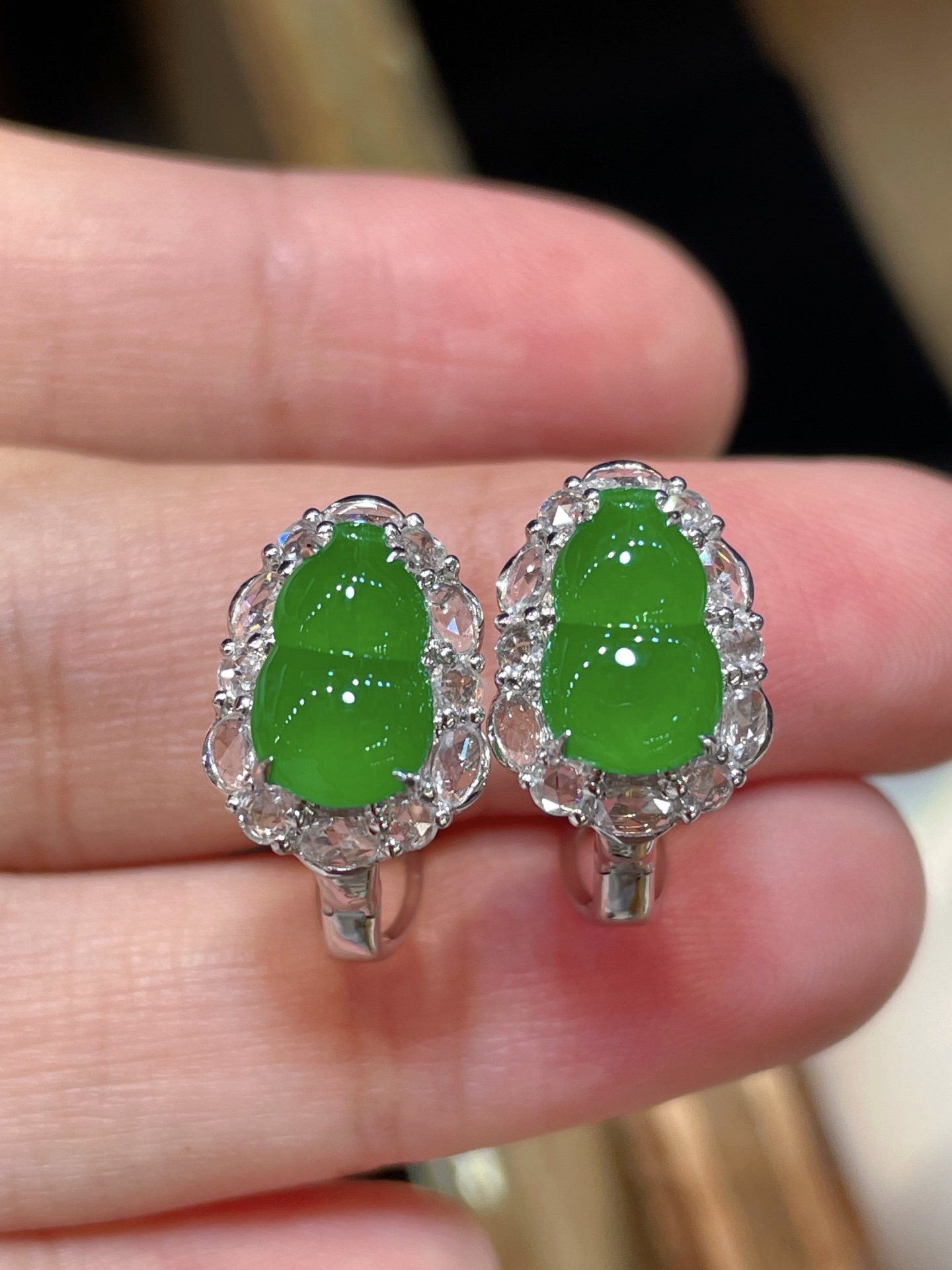精品翡翠葫芦耳钉，满色水头足，这款很精致，18k真金真钻镶嵌，料子饱满细腻，种水，14-10.1-6.8