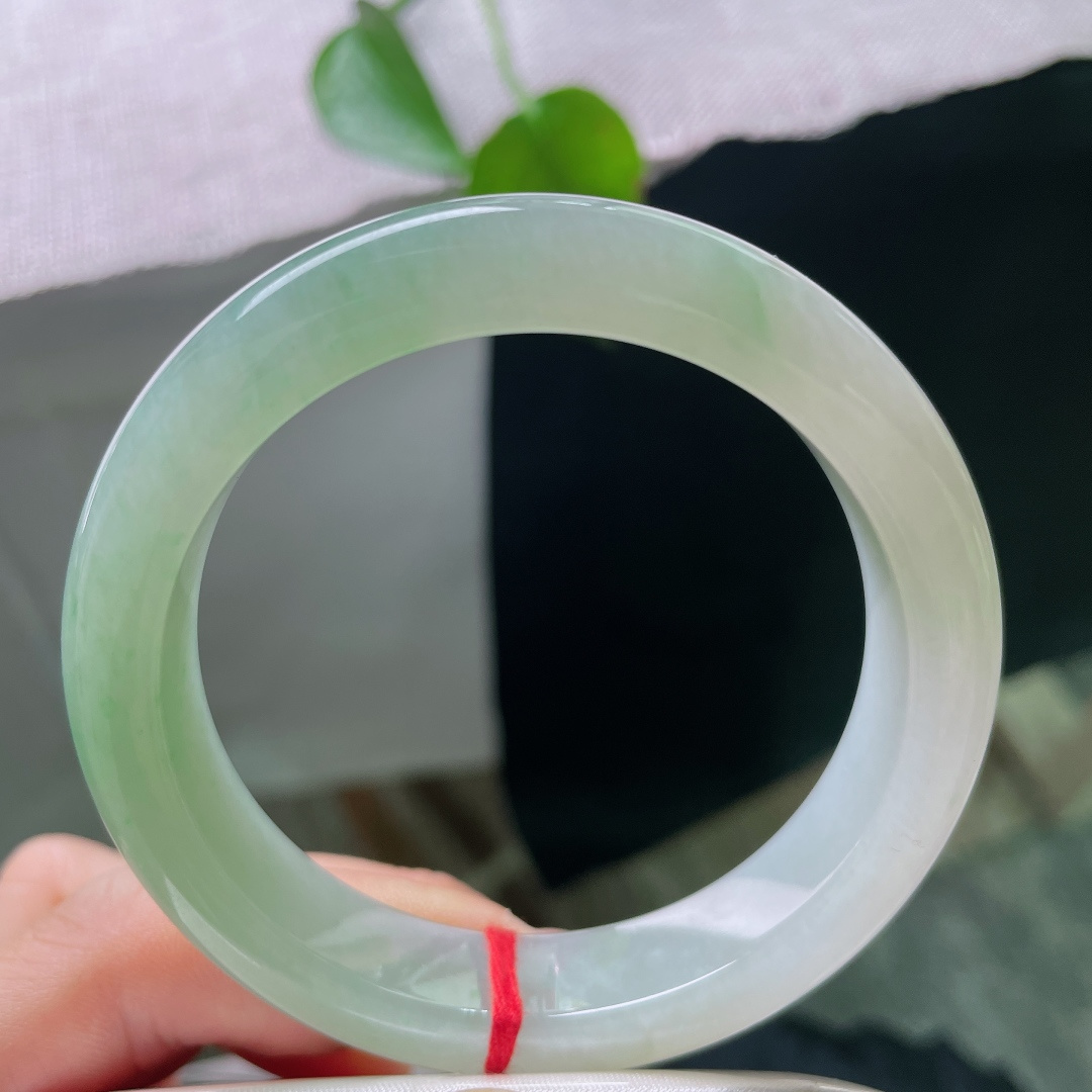 56/12.1/8.8，飘绿正圈，一点棉线，薄雾般的晴水玉环，水光内敛温润，整圈色调清雅舒展，把夏日的清宁戴在腕间。ss56954a