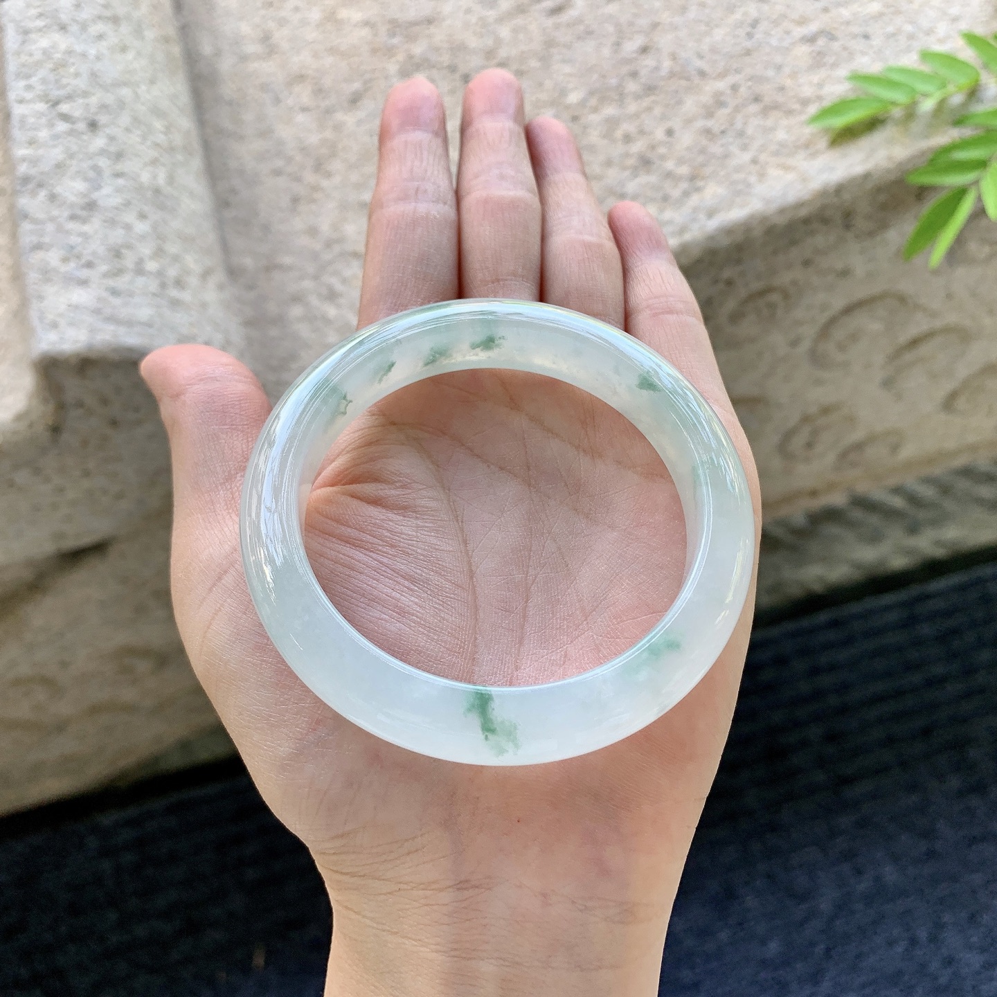 正圈56 57，圈口56.2/11.6/8.6，编码C5081250，描述飘花，清透，水润，种老，细腻，有棉线