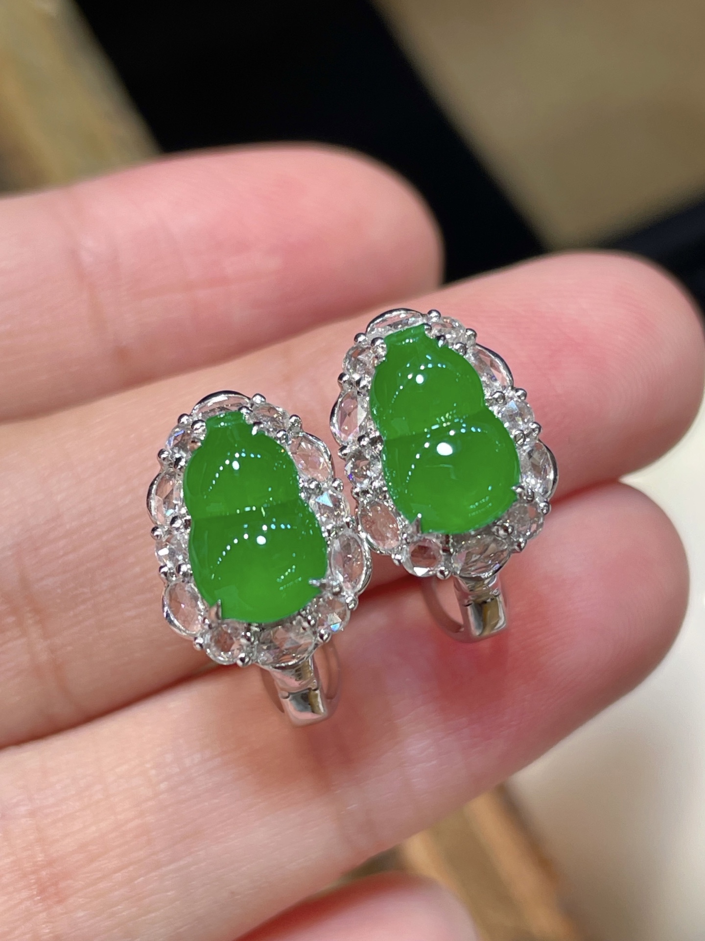 精品翡翠葫芦耳钉，满色水头足，这款很精致，18k真金真钻镶嵌，料子饱满细腻，种水，14-10.1-6.8